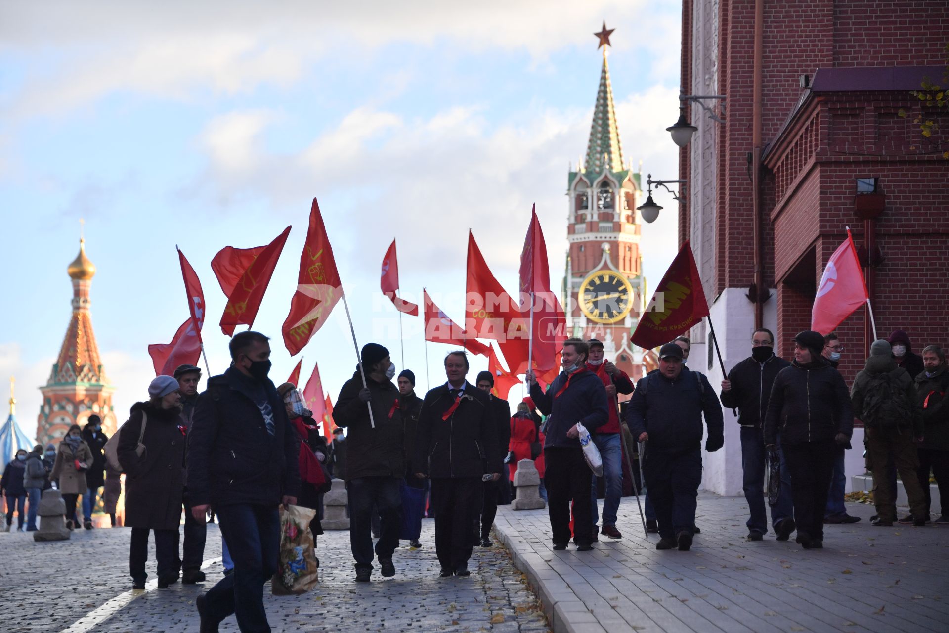 Москва.  Участники шествия КПРФ, посвященному 103-й годовщине Октябрьской революции, у Мавзолея В.И. Ленина на Красной площади.