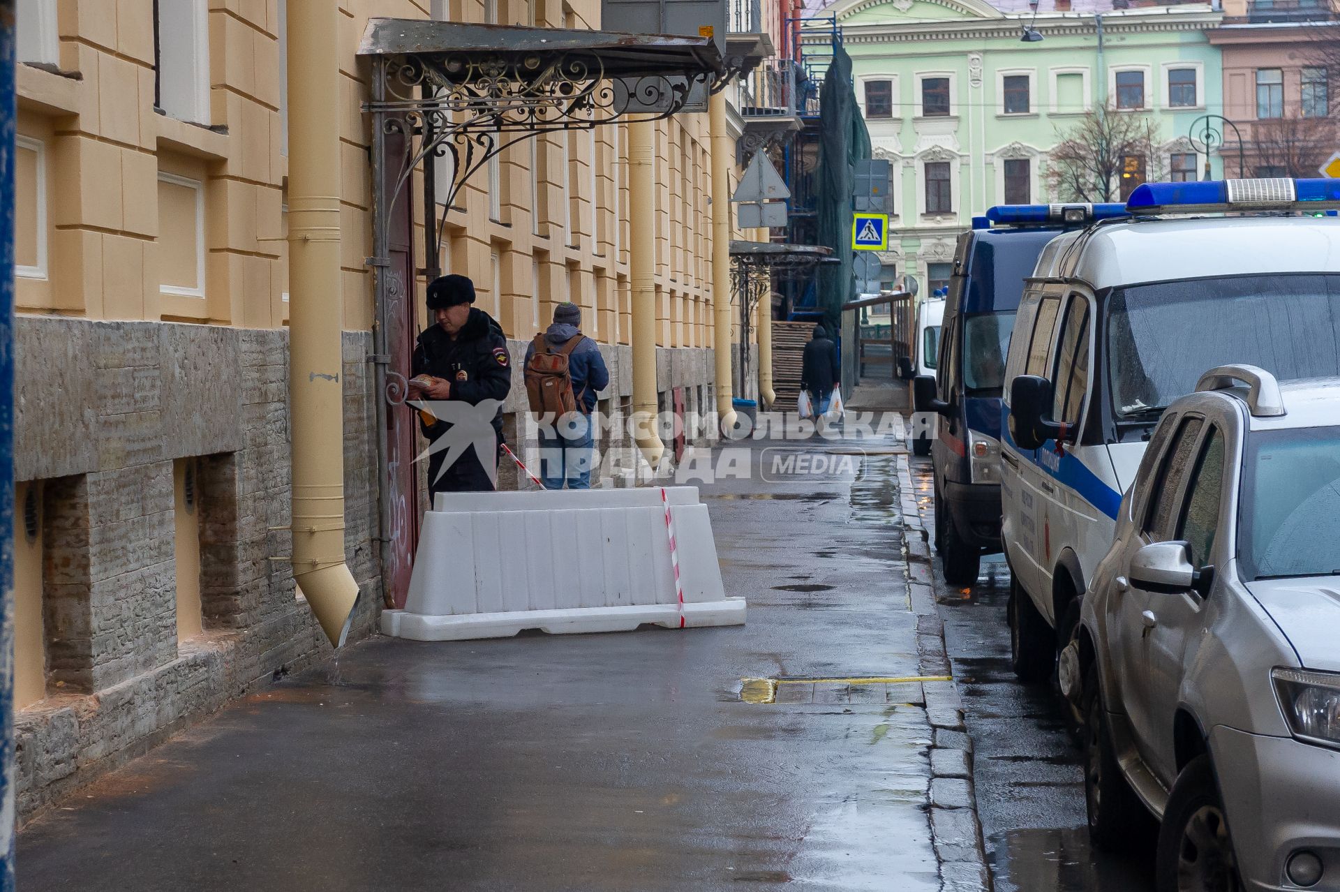 Санкт-Петербург. Полицейский у подъезда дома, где проживает доцент СПбГУ Олег Соколов, подозреваемый в убийстве своей аспирантки Анастасии Ещенко.