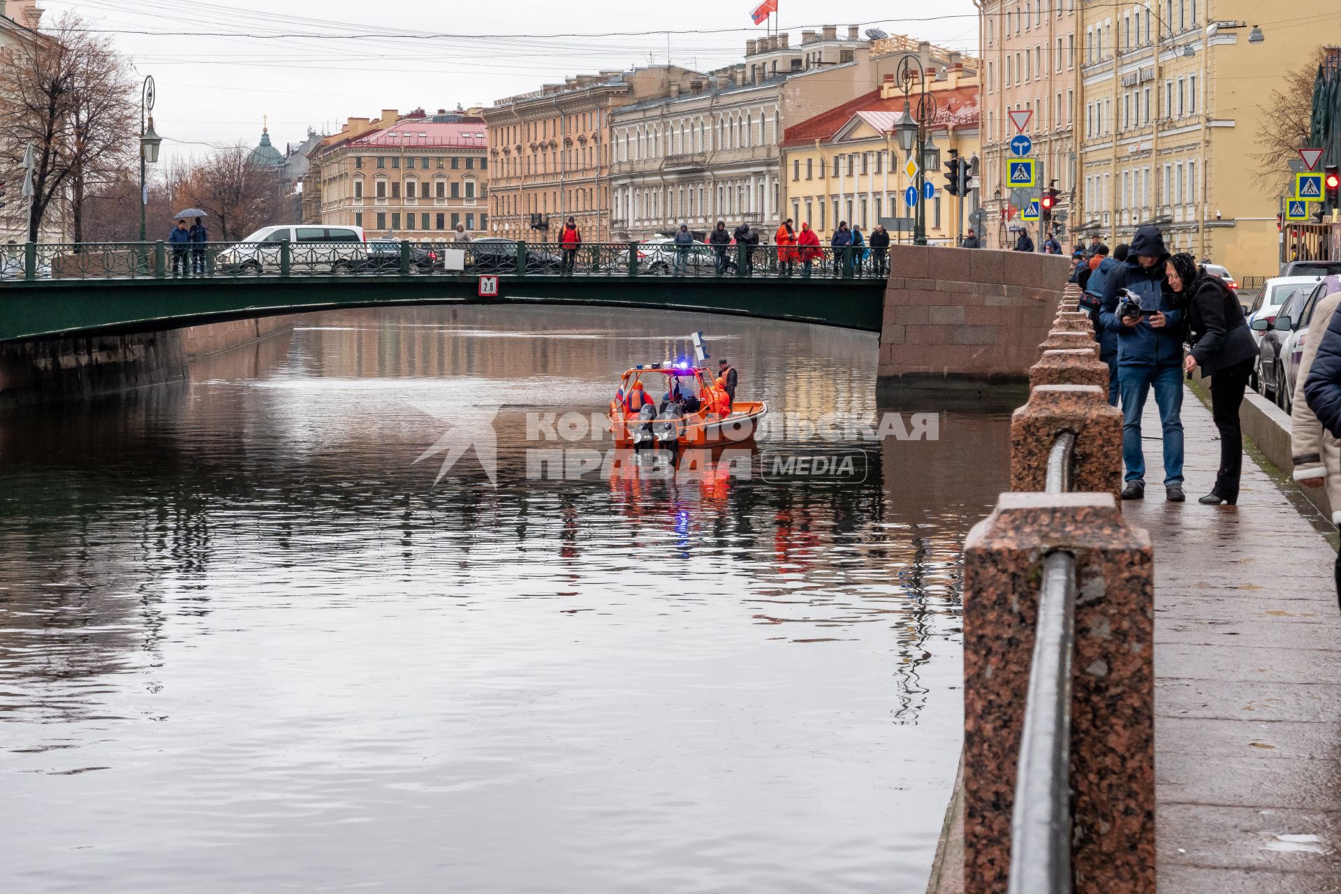 Санкт-Петербург. Сотрудники поисково-спасательной службы во время следственных мероприятий на реке Мойке, где были обнаружены останки аспирантки СПбГУ Анастасии Ещенко, в убийстве которой подозревается доцент СПбГУ Олег Соколов.