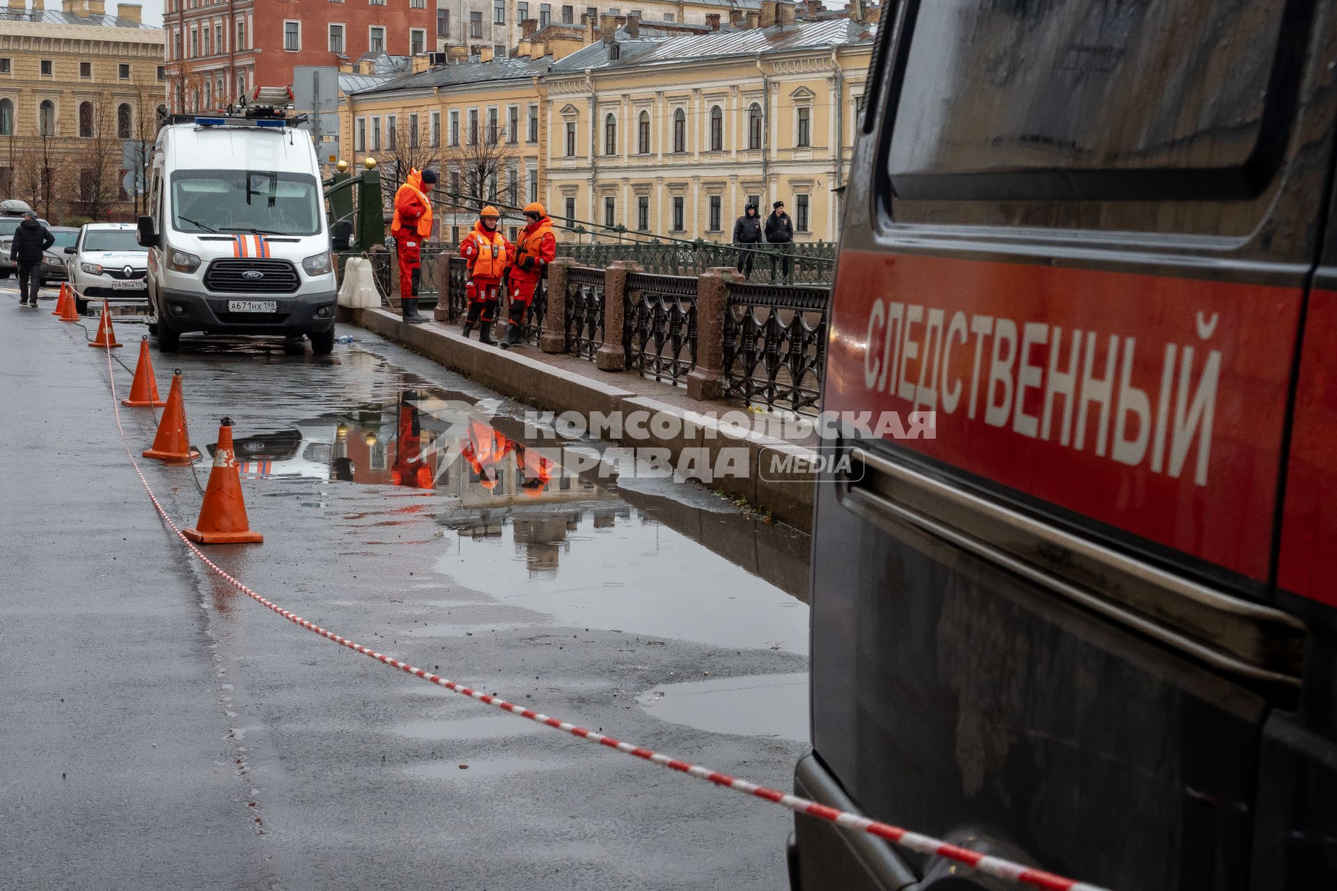 Санкт-Петербург. Сотрудники поисково-спасательной службы во время следственных мероприятий на реке Мойке, где были обнаружены останки аспирантки СПбГУ Анастасии Ещенко, в убийстве которой подозревается доцент СПбГУ Олег Соколов.