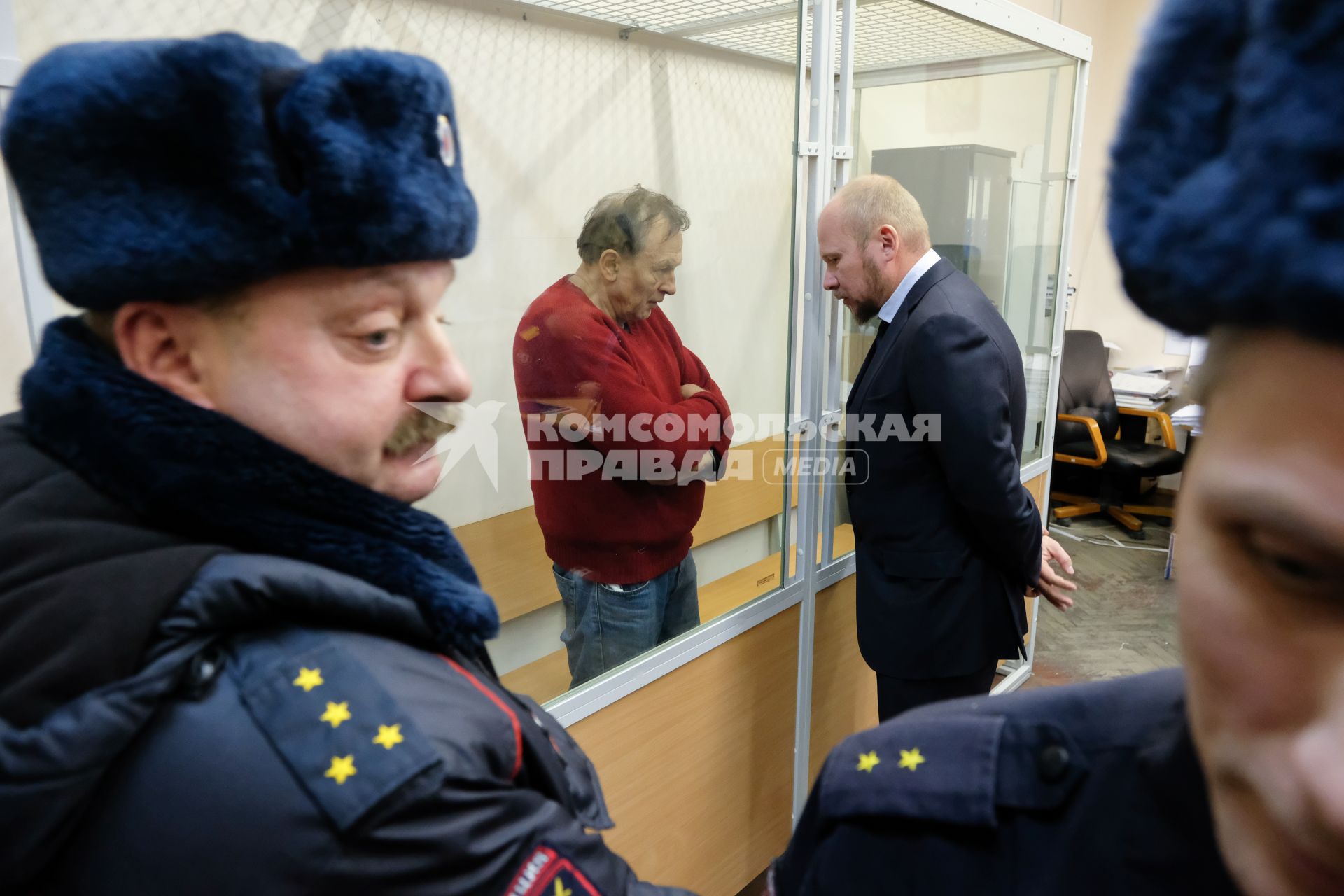 Санкт-Петербург. Доцент СПбГУ Олег Соколов (второй слева), обвиняемый в убийстве своей аспирантки 24-летней Анастасии Ещенко, и его адвокат Александр Почуев (второй справа) во время избрания меры пресечения на заседании Октябрьского районного суда.