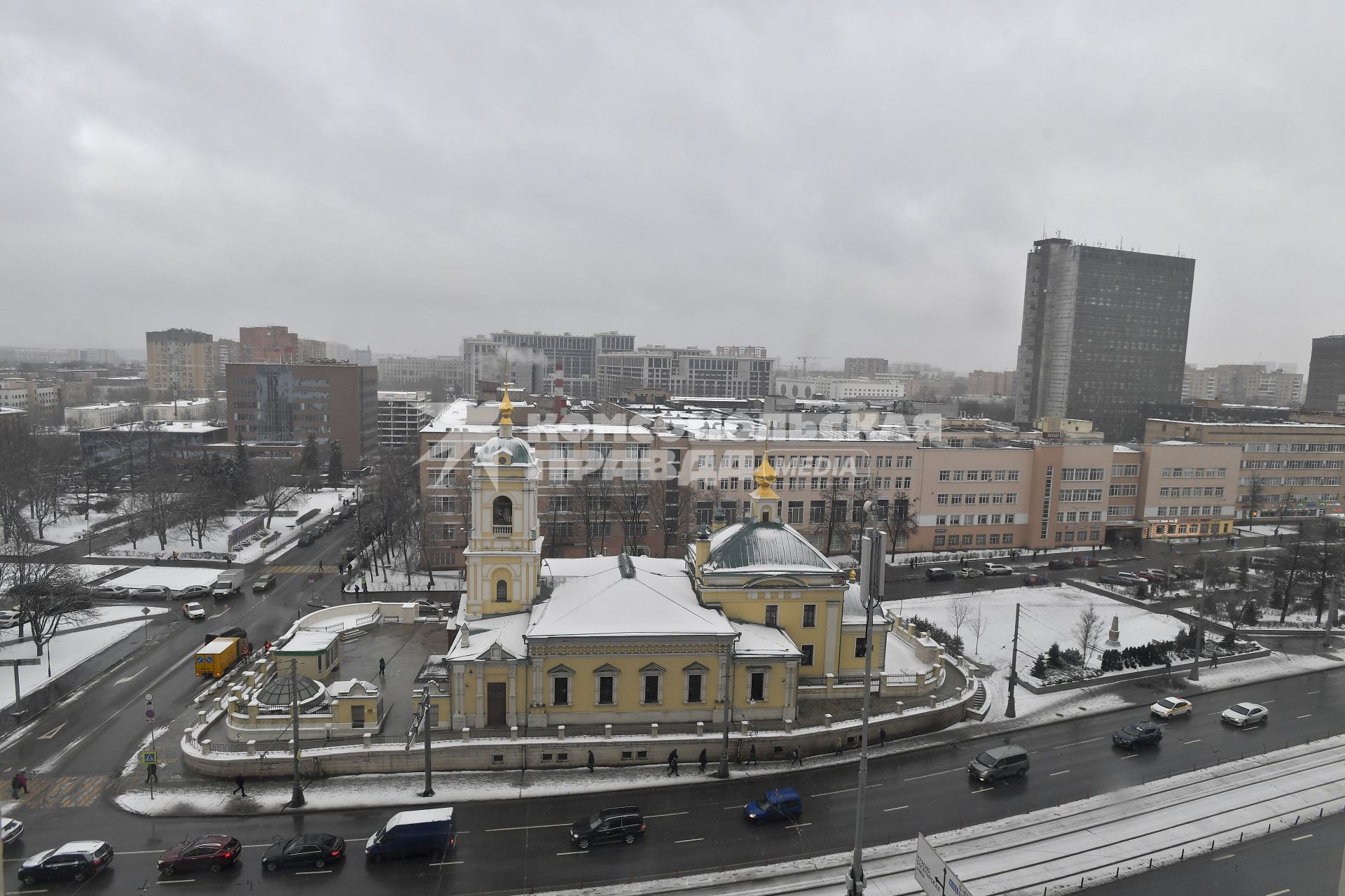 Москва. Вид сверху на церковь Преображения Господня на Преображенской площади восстановленной в 2015 году.