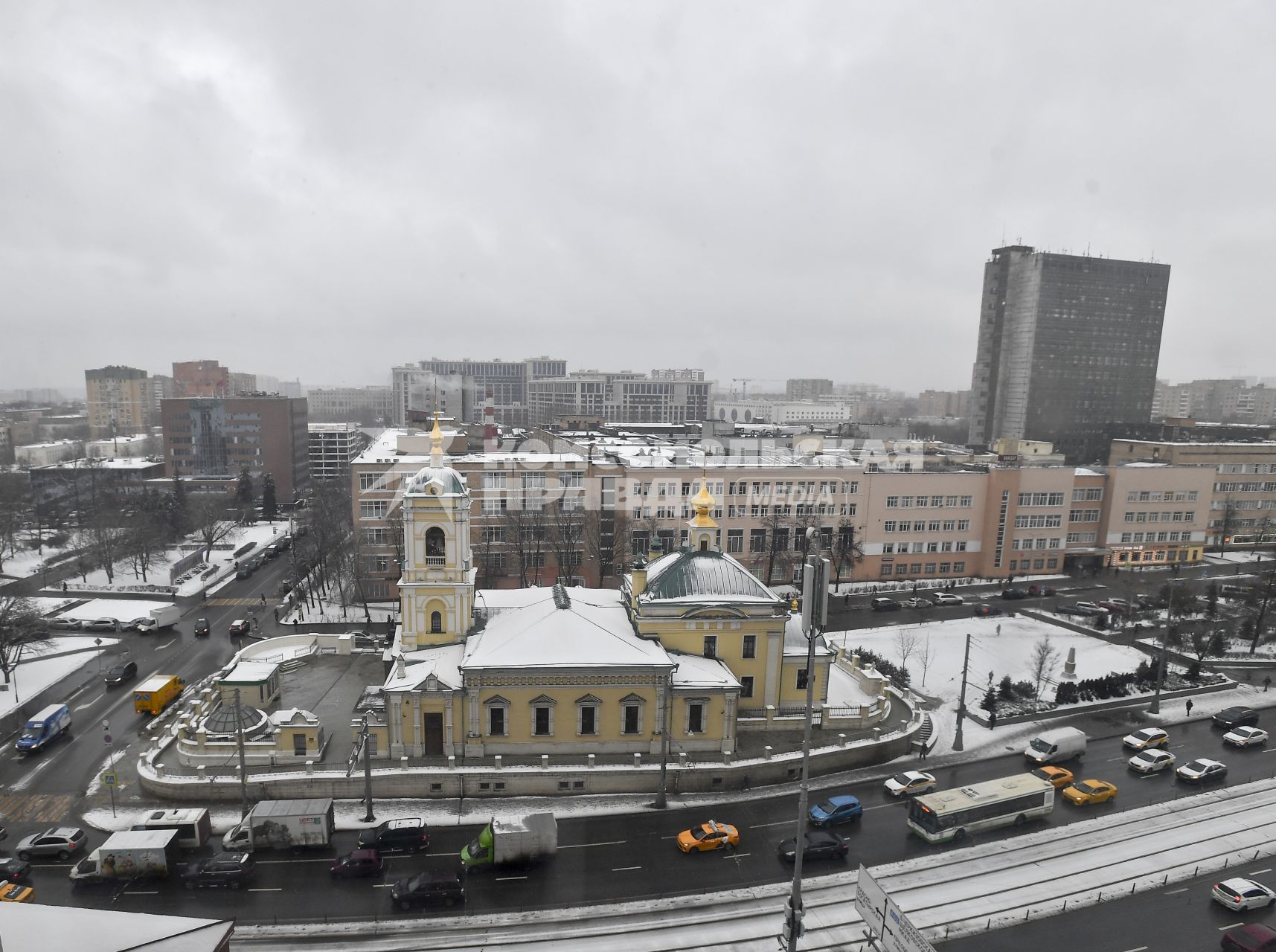 Москва. Вид сверху на церковь Преображения Господня на Преображенской площади восстановленной в 2015 году.