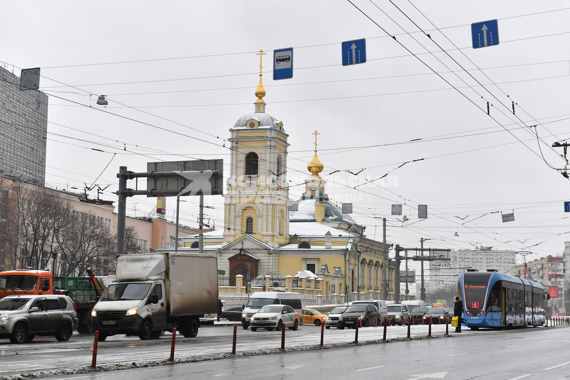 Москва. Вид на церковь Преображения Господня на Преображенской площади восстановленной в 2015 году.