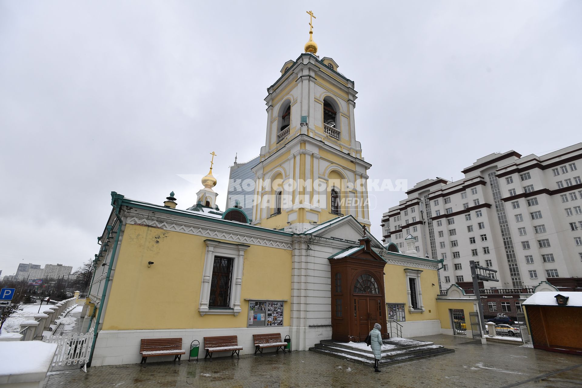 Москва. Вид на церковь Преображения Господня на Преображенской площади, восстановленной в 2015 году.