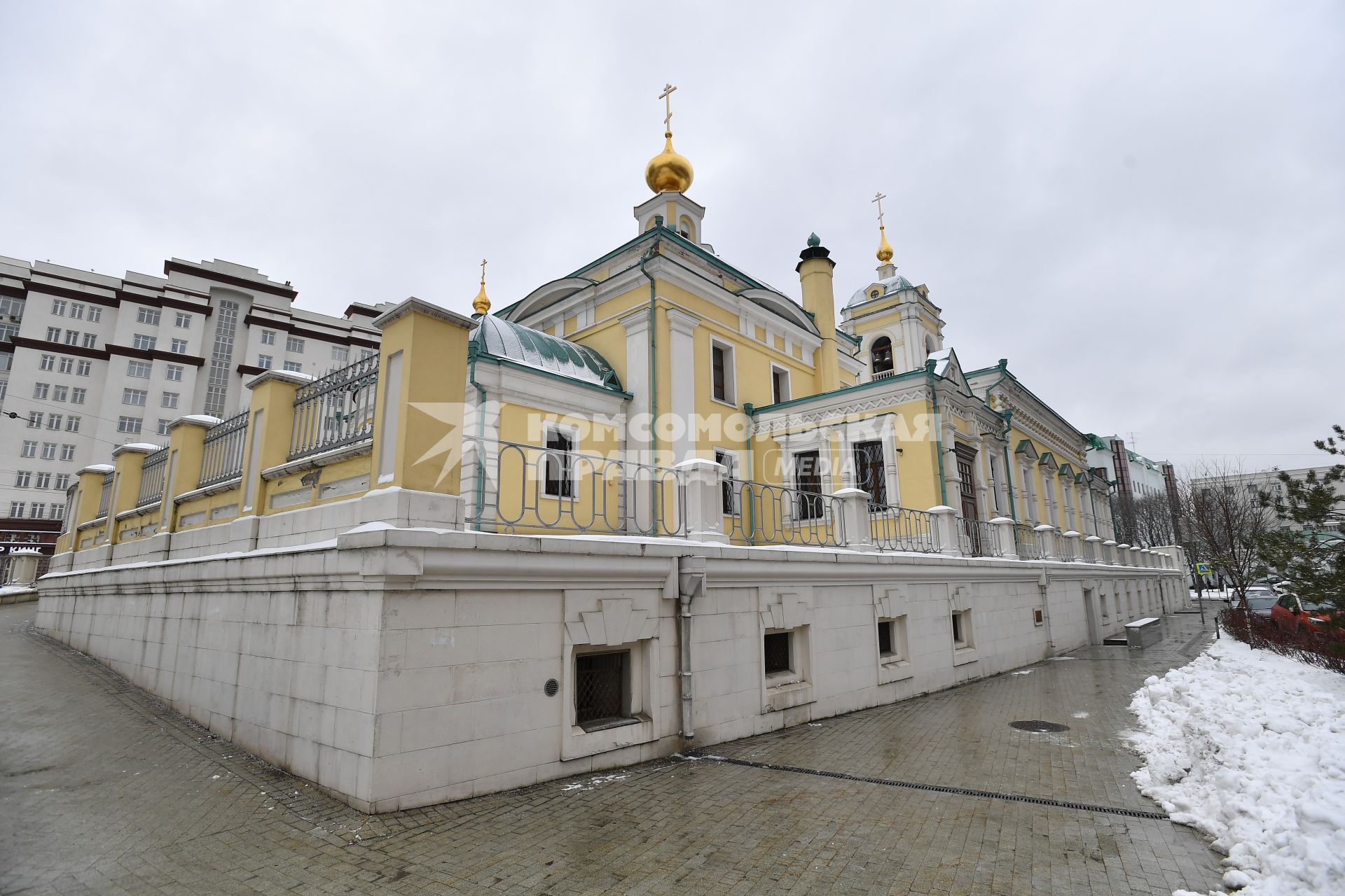 Москва. Вид на церковь Преображения Господня на Преображенской площади восстановленной в 2015 году.