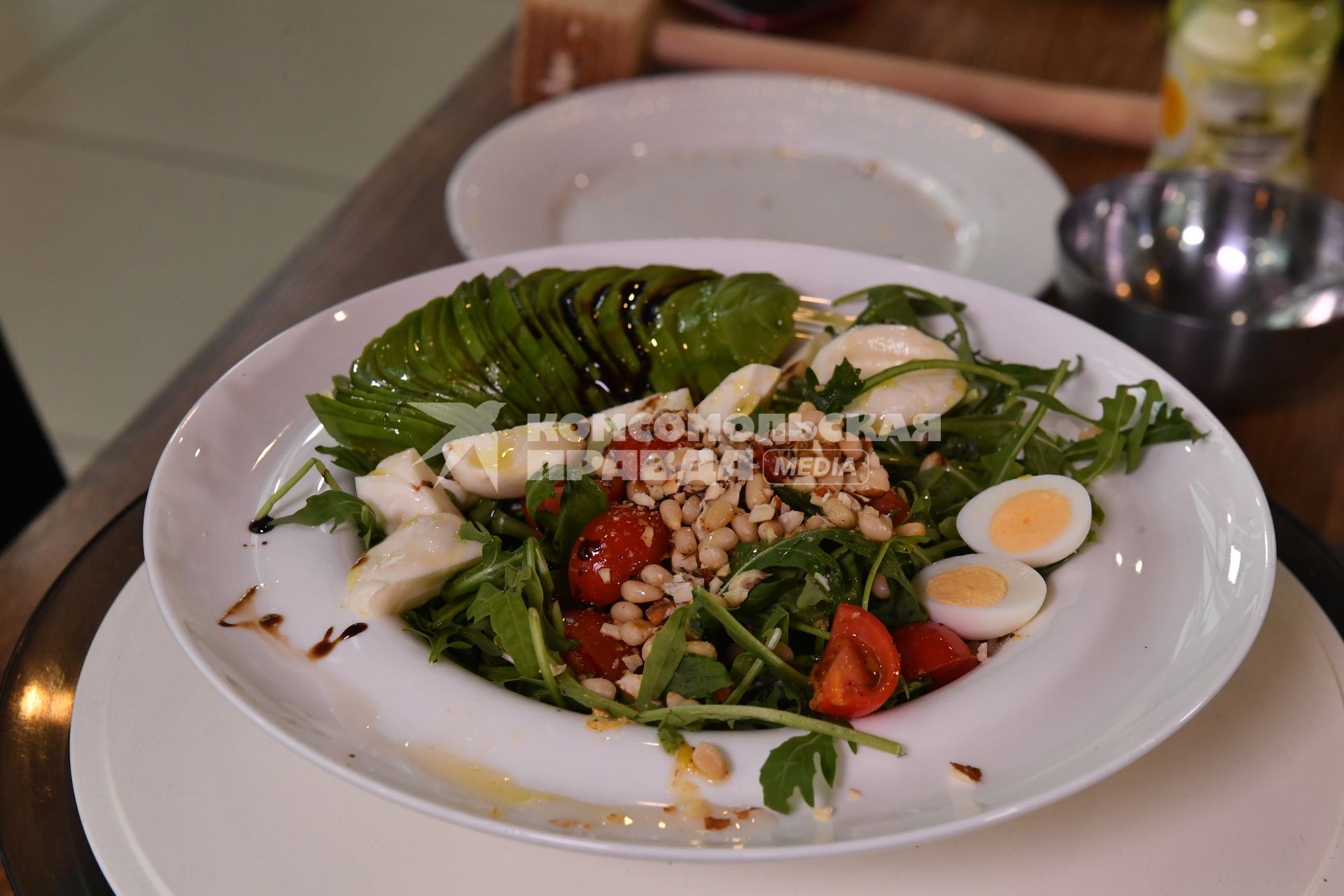 Москва. Салат с руколой и перепелиными яйцами, приготовленный во время кулинарного шоу `Красиво подано`.