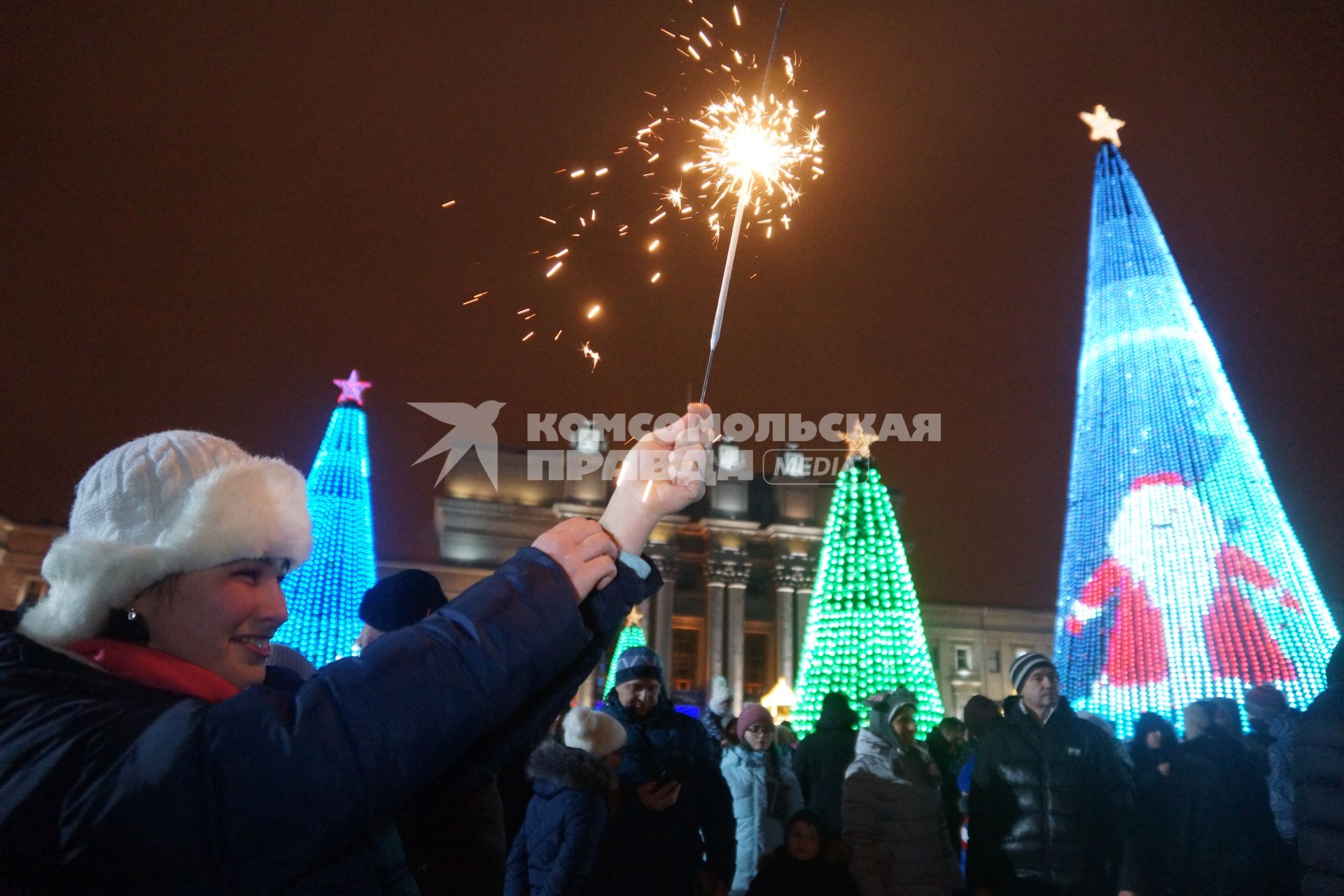 Самара. Люди на площади во время празднования Нового Года.