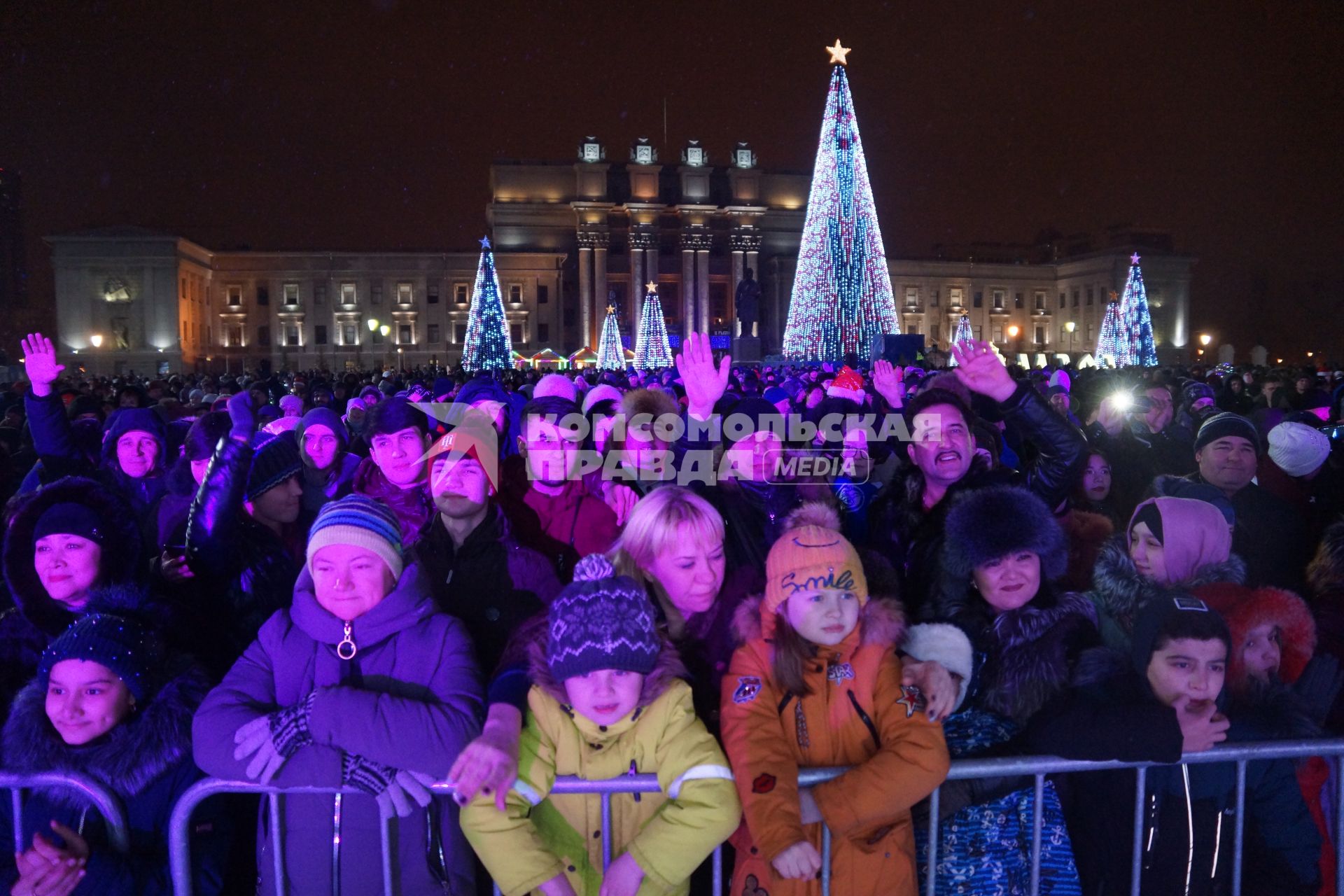 Самара. Люди на площади во время празднования Нового Года.