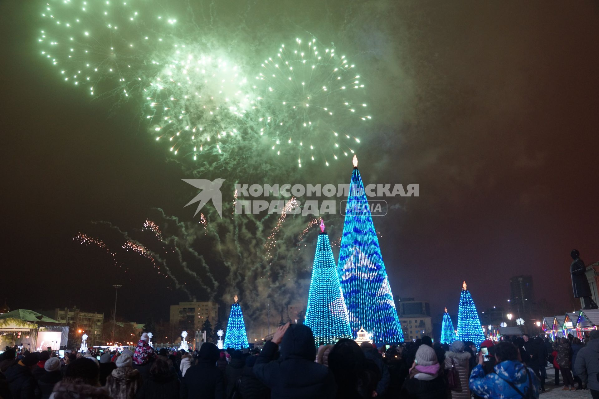 Самара. Люди на площади во время празднования Нового Года.