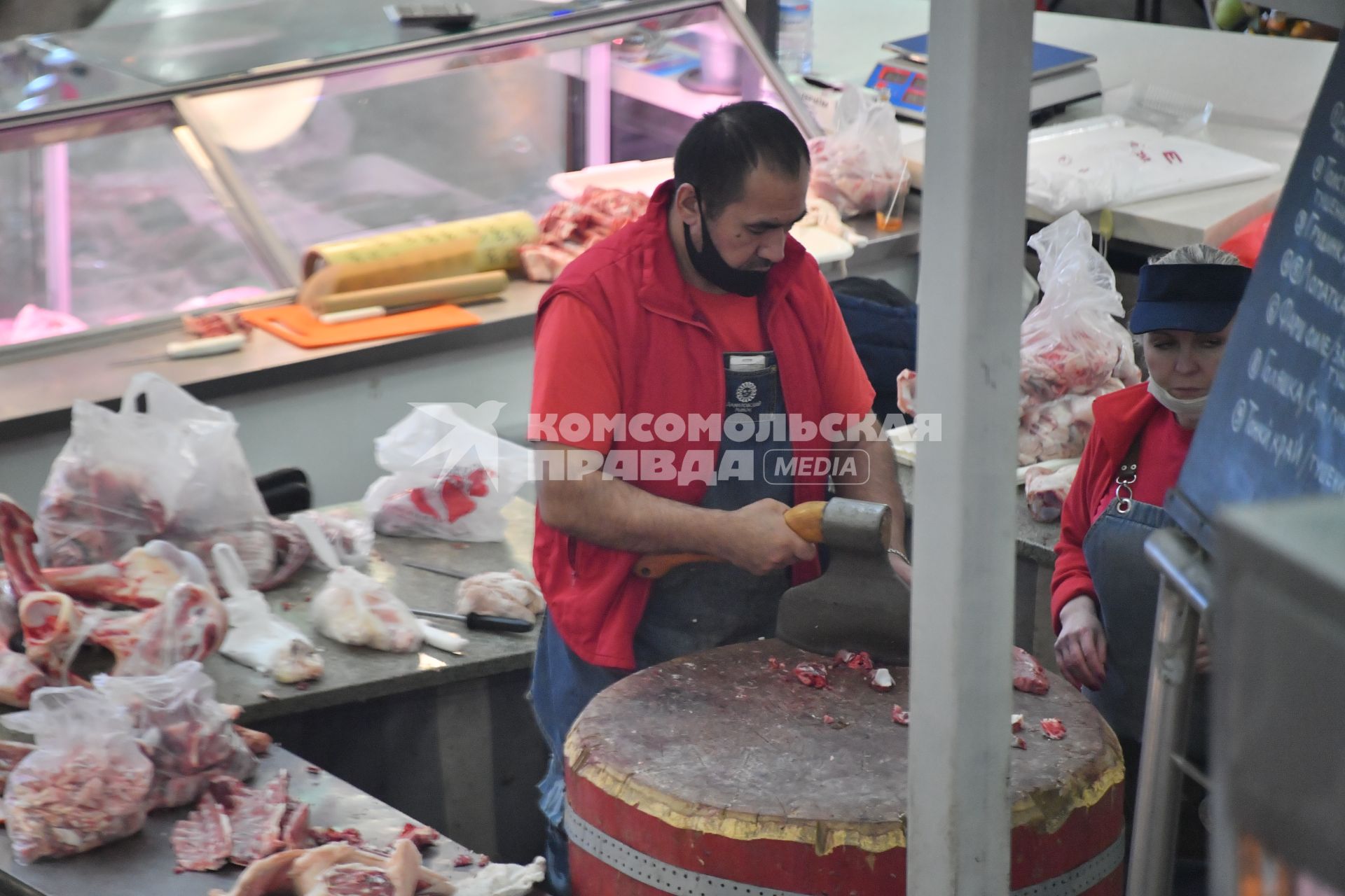 Москва. Продавец мяса на Даниловском рынке.