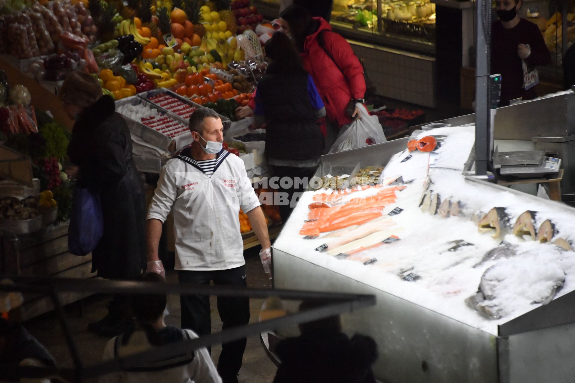 Москва. Торговля свежей рыбой на Даниловском рынке.