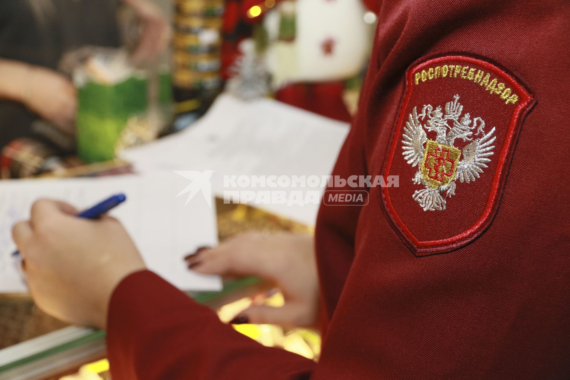 Барнаул. Инспектор Роспотребнадзора во время рейда по магазинам, продающим никотиносодержащие смеси.