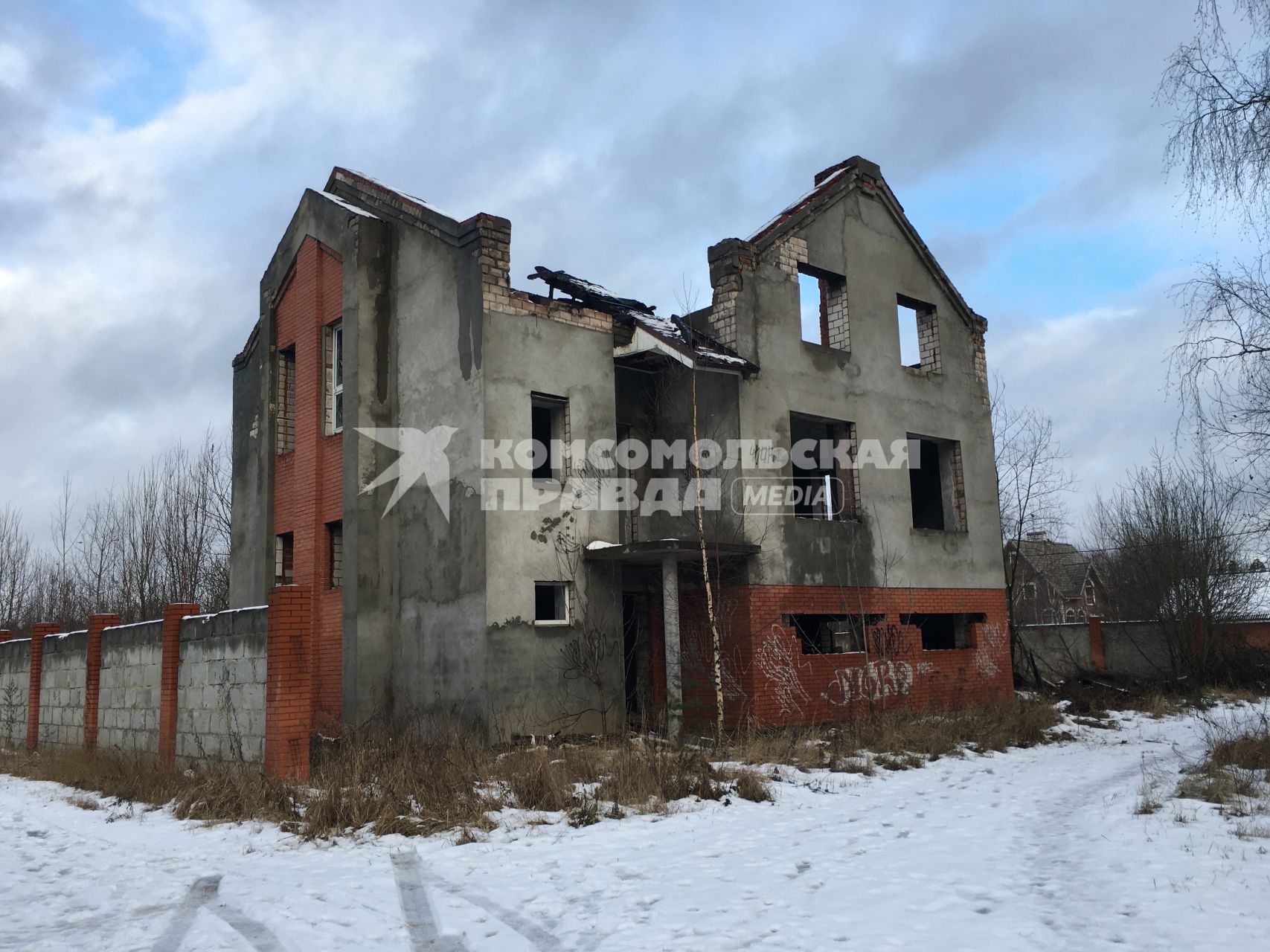 Московская область. п.Поляна. Заброшенные недостроенные коттеджи.