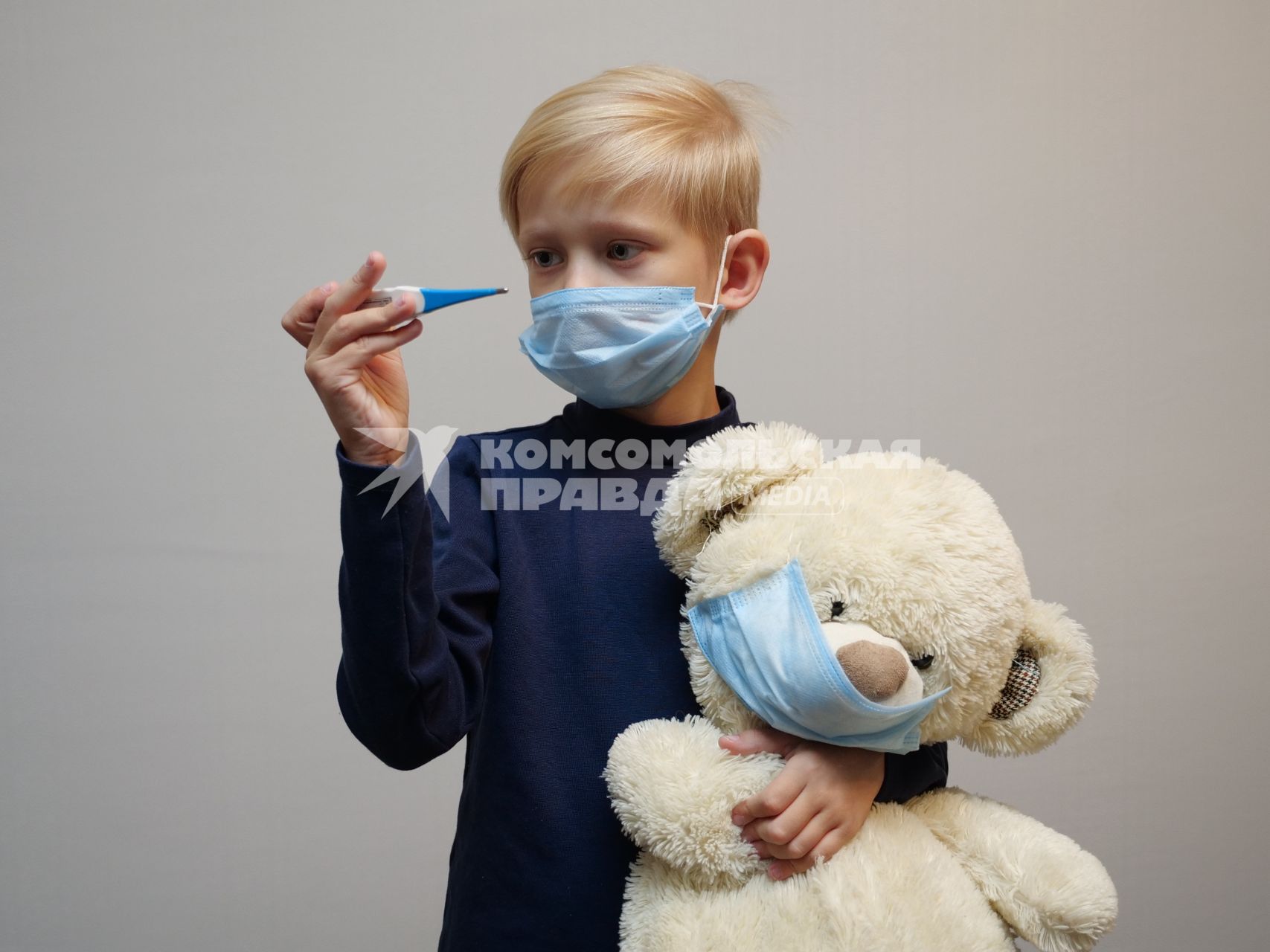 Самара. Мальчик с плюшевым медведем в медицинских масках.
