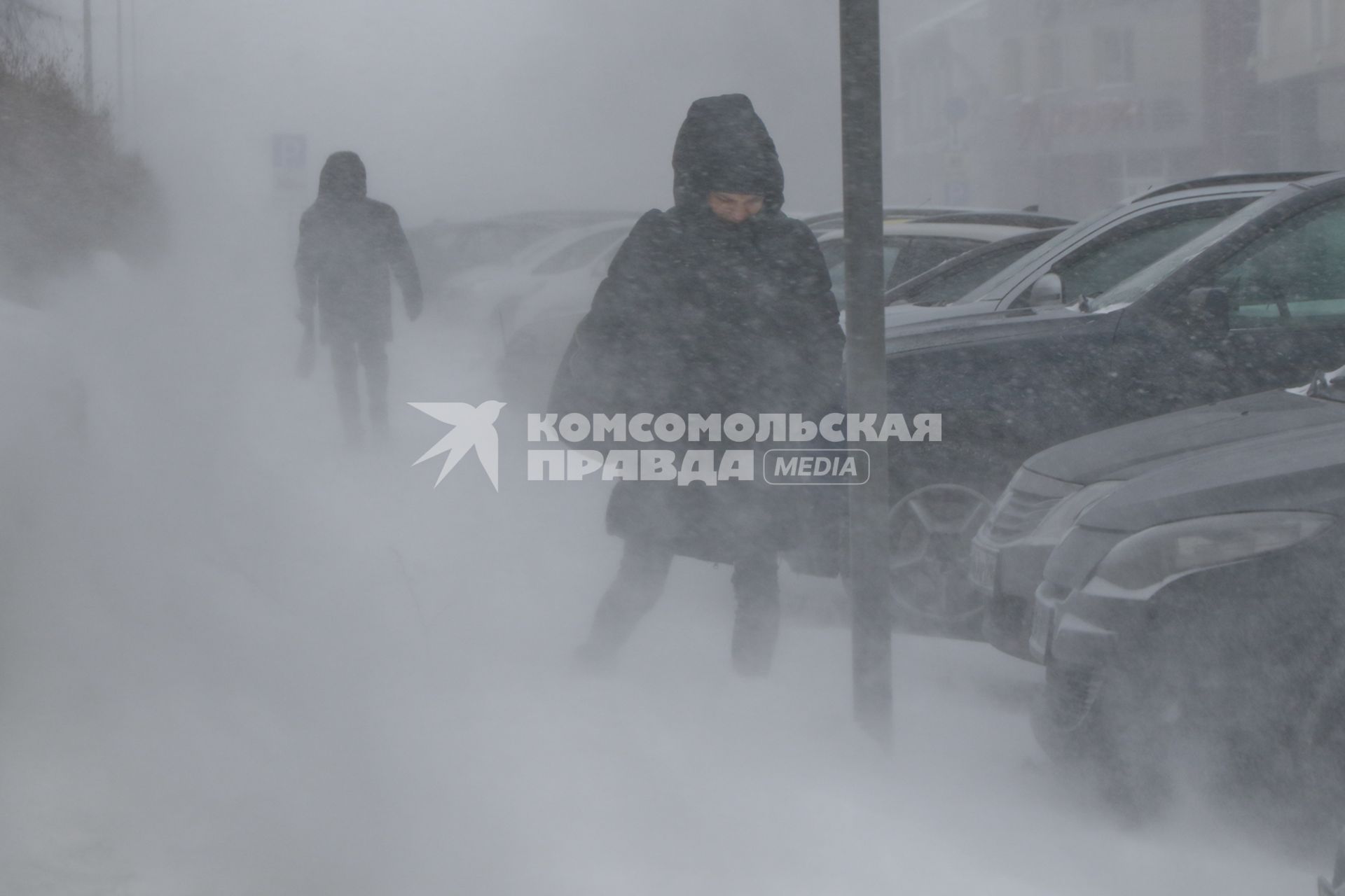 Барнаул. Прохожие идут по улице во время метели.