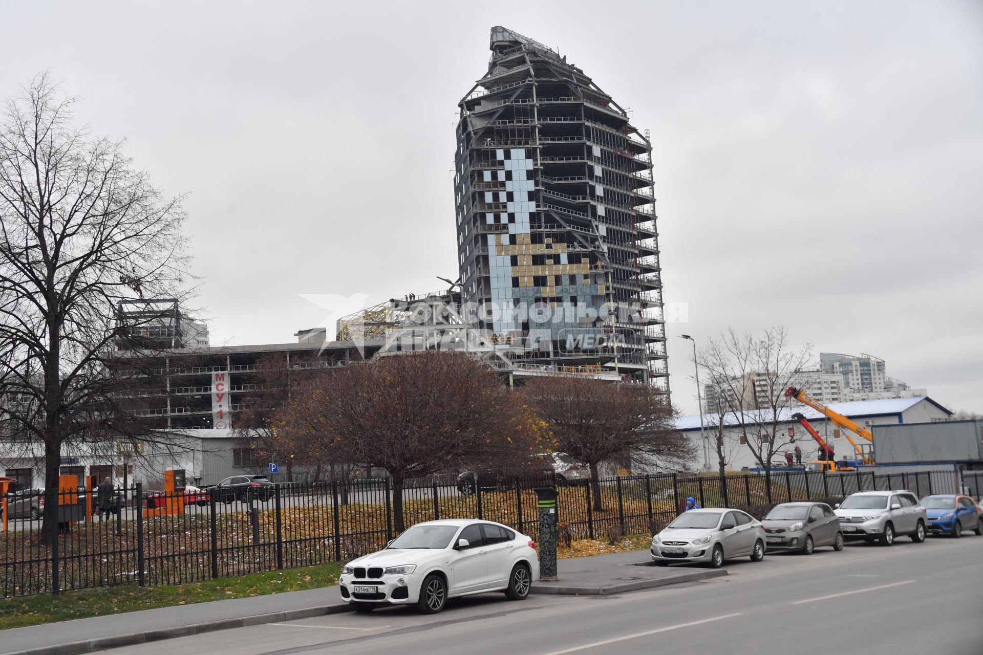 Москва.  Демонтаж здания  ОАО`Газпром` у метро Юго-Заподная.