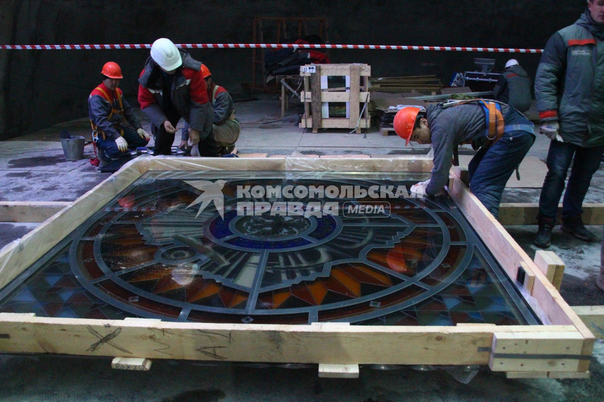 Московская область. Рабочие устанавливают витражи в ходе строительства  Главного храма Вооруженных сил РФ.