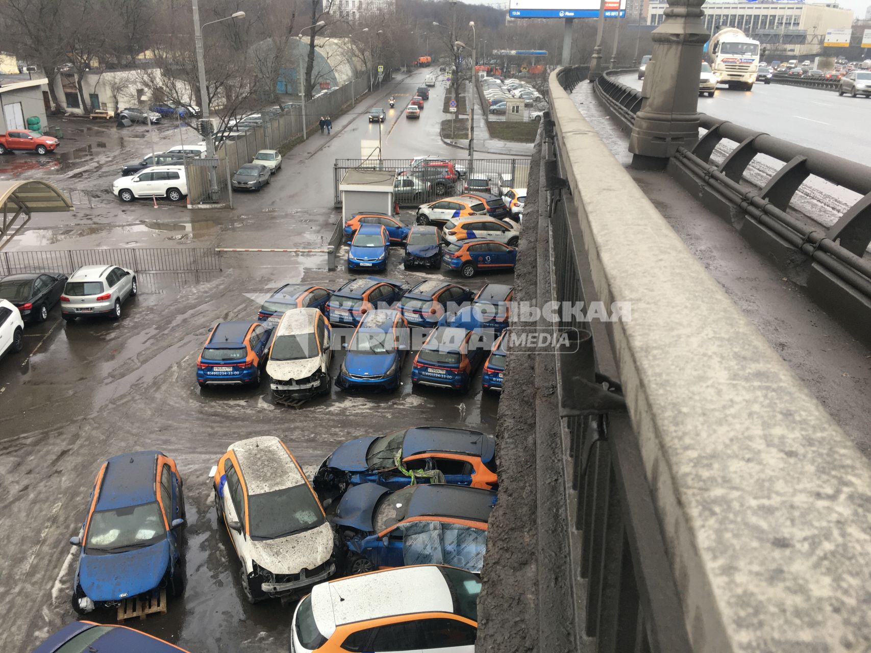 Москва. Стоянка автомобилей каршеринга на Сокольническом Валу.