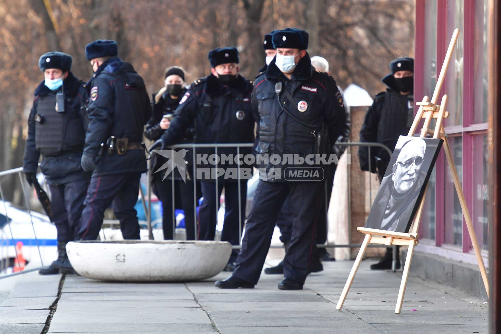 Москва.  Сотрудники полиции перед началом  церемонии прощания с актером театра и кино, народным артистом СССР Арменом Джигарханяном у главного входа в Московский драматический театр под руководством Армена Джигарханяна.