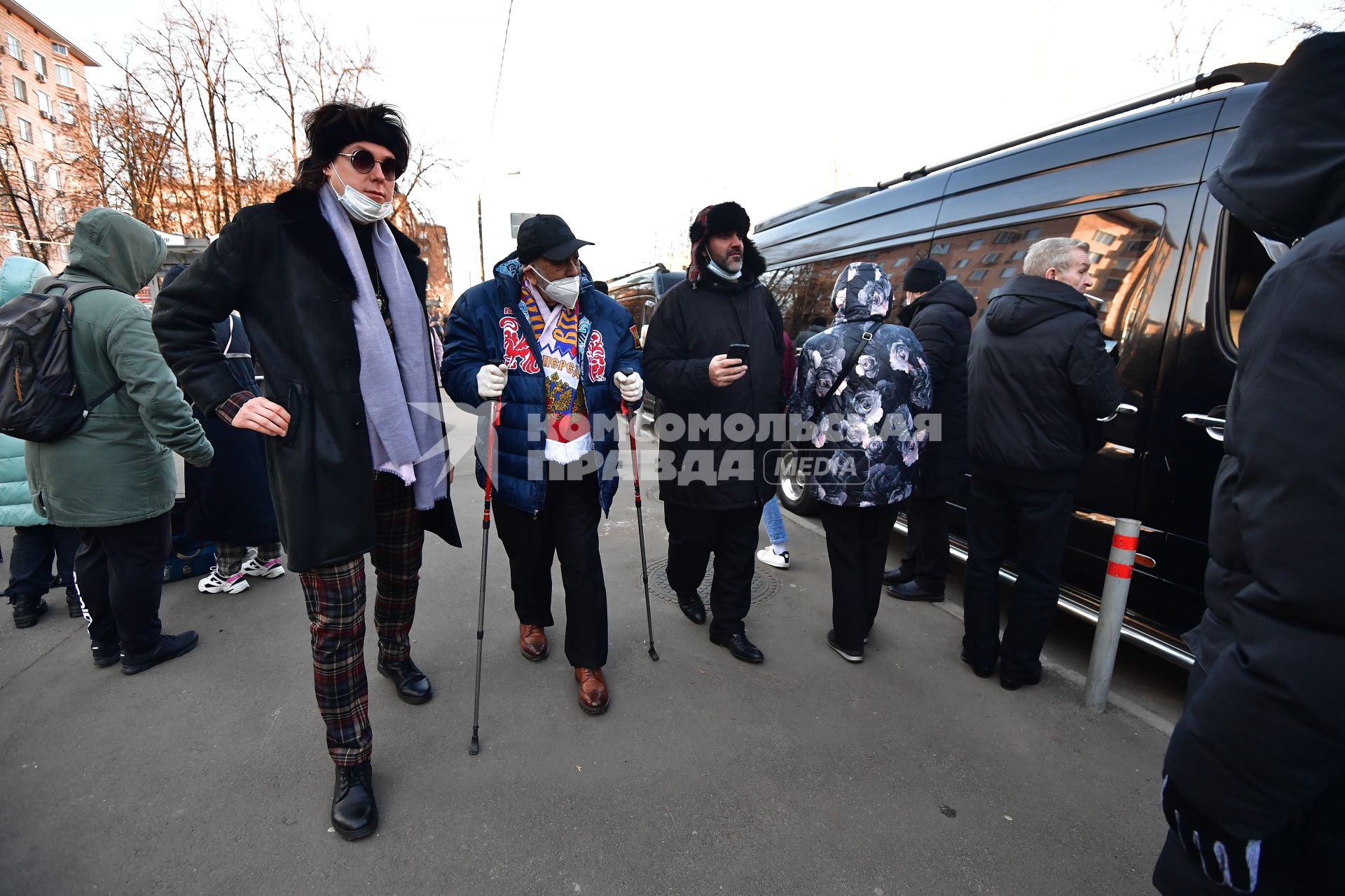 Москва. Певец Бедрос Киркоров ( в центре) перед началом церемонии прощания с актером театра и кино, народным артистом СССР Арменом Джигарханяном в Московском драматическом театре под руководством Армена Джигарханяна.