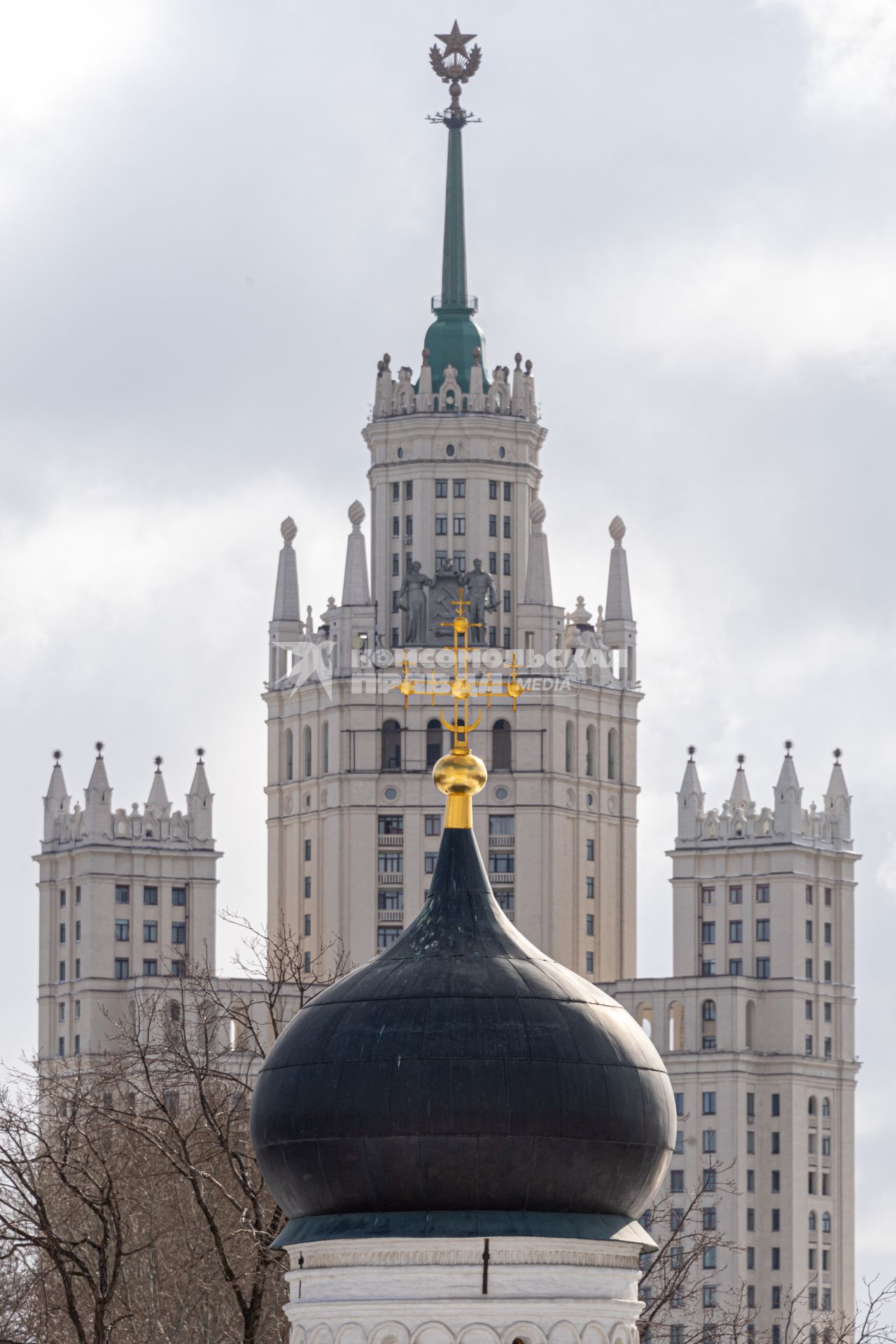 Москва.   Вид на жилой дом на Котельнической набережной и на церковь Зачатия Анны.