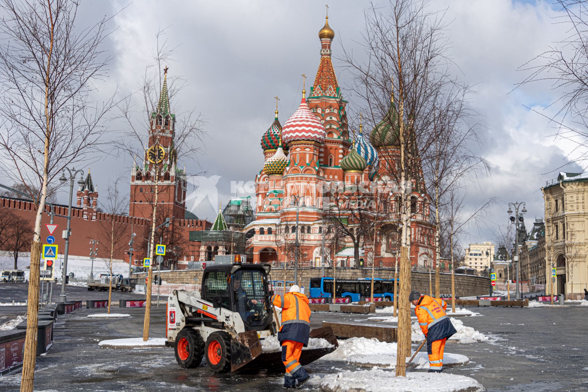 Москва. Сотрудники коммунальной службы во время уборки снега  на Васильевском спуске.