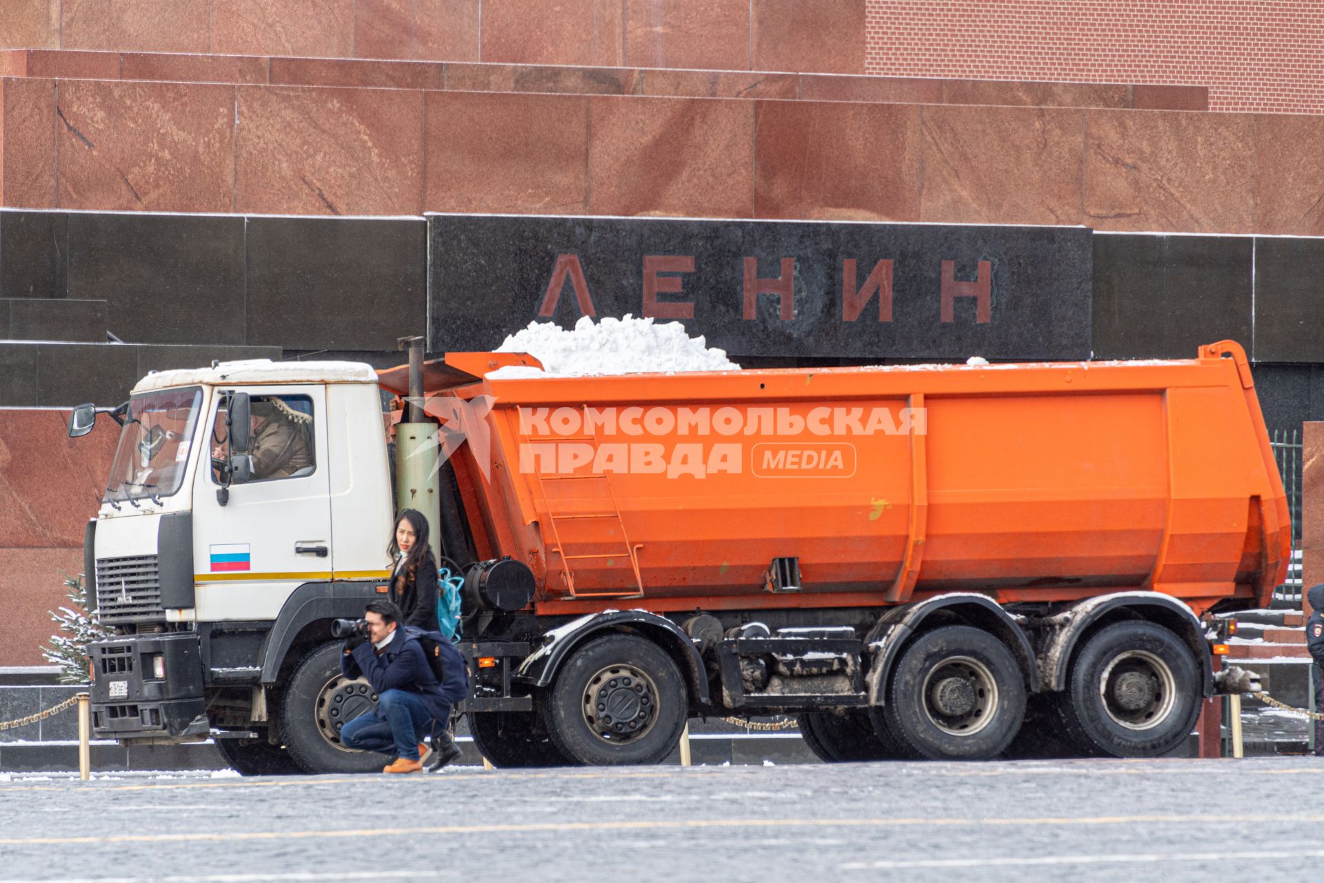 Москва. Уборка снега на Красной площади.