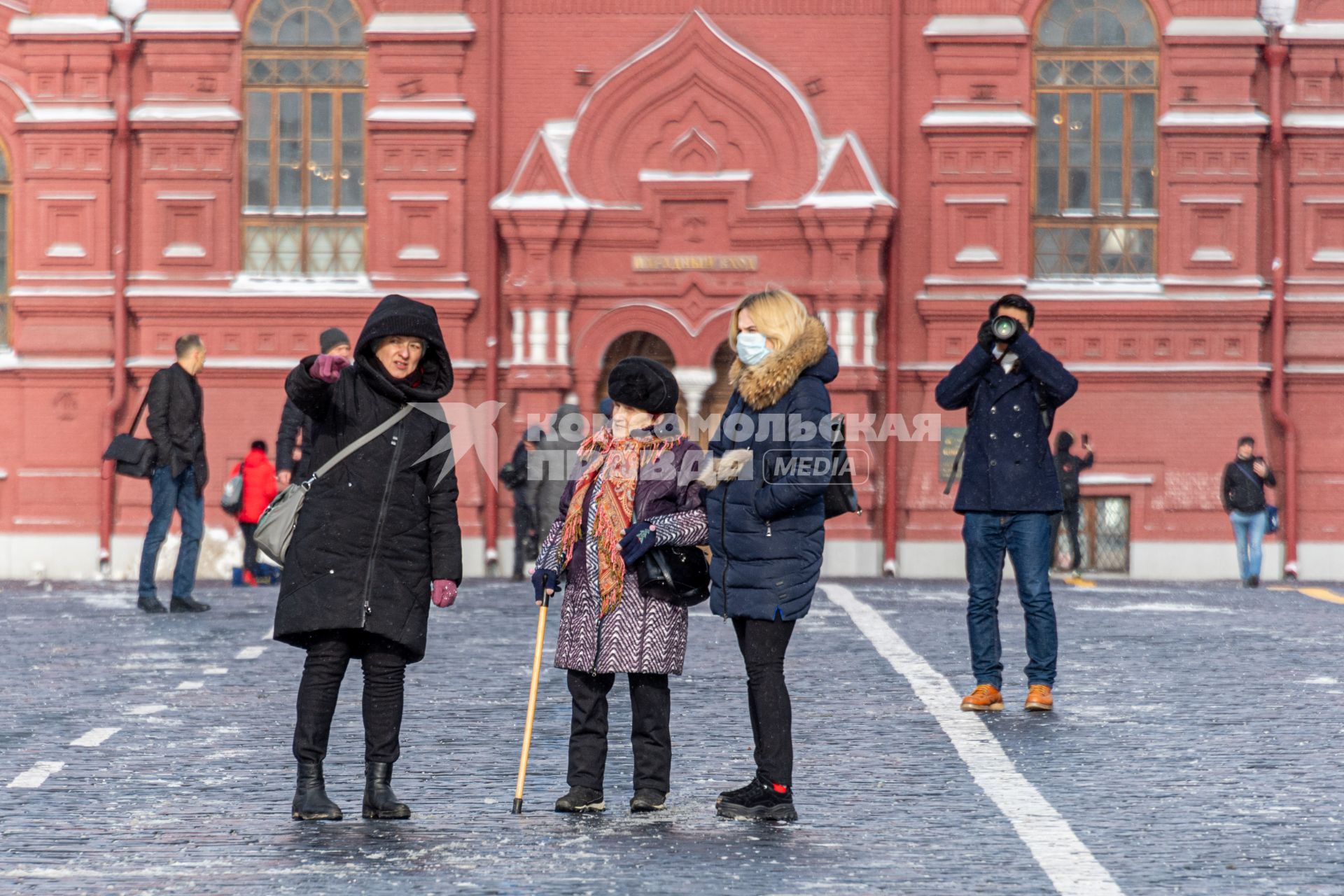 Москва.  Прохожие на Красной площади.