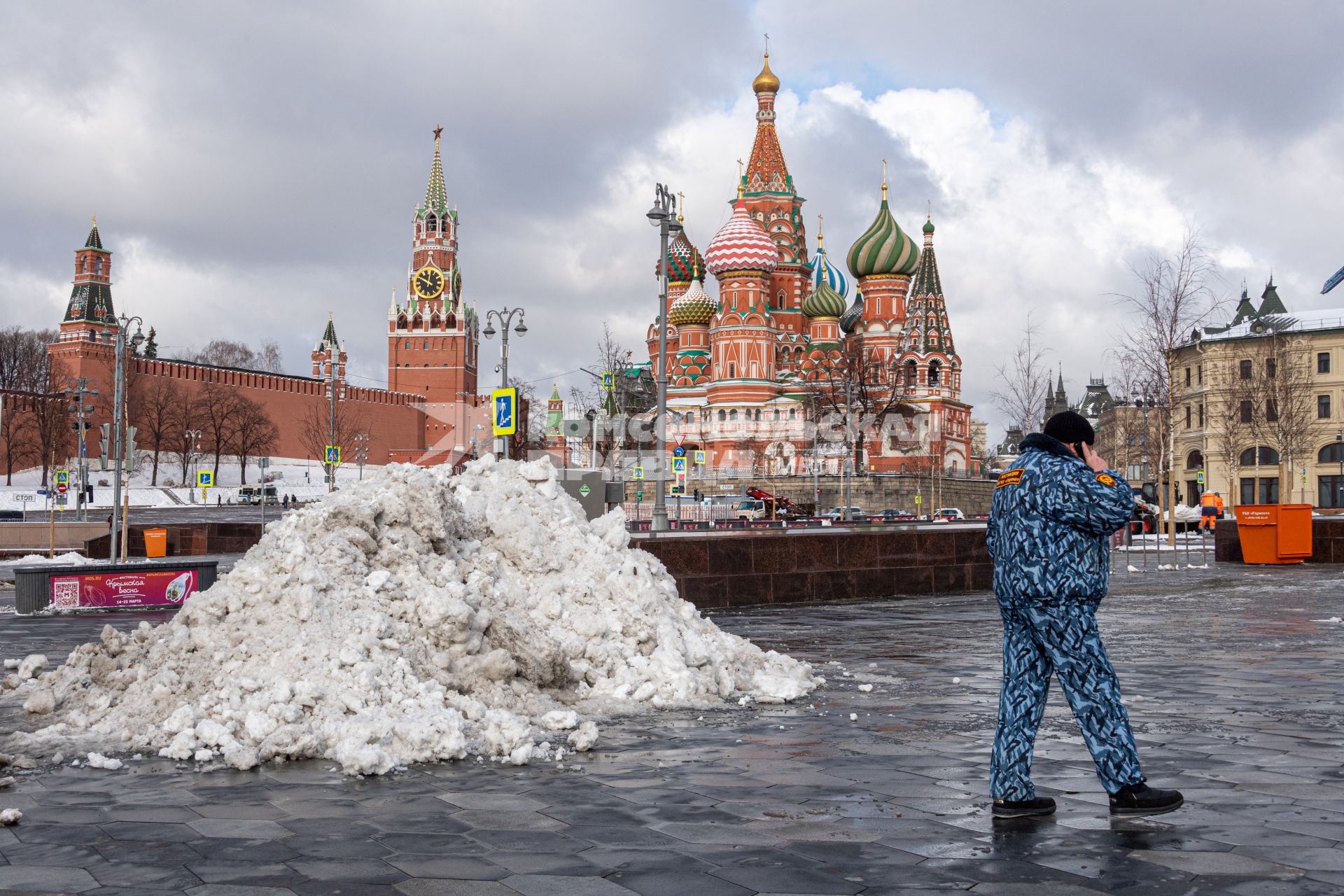 Москва. Снег на Васильевском спуске.
