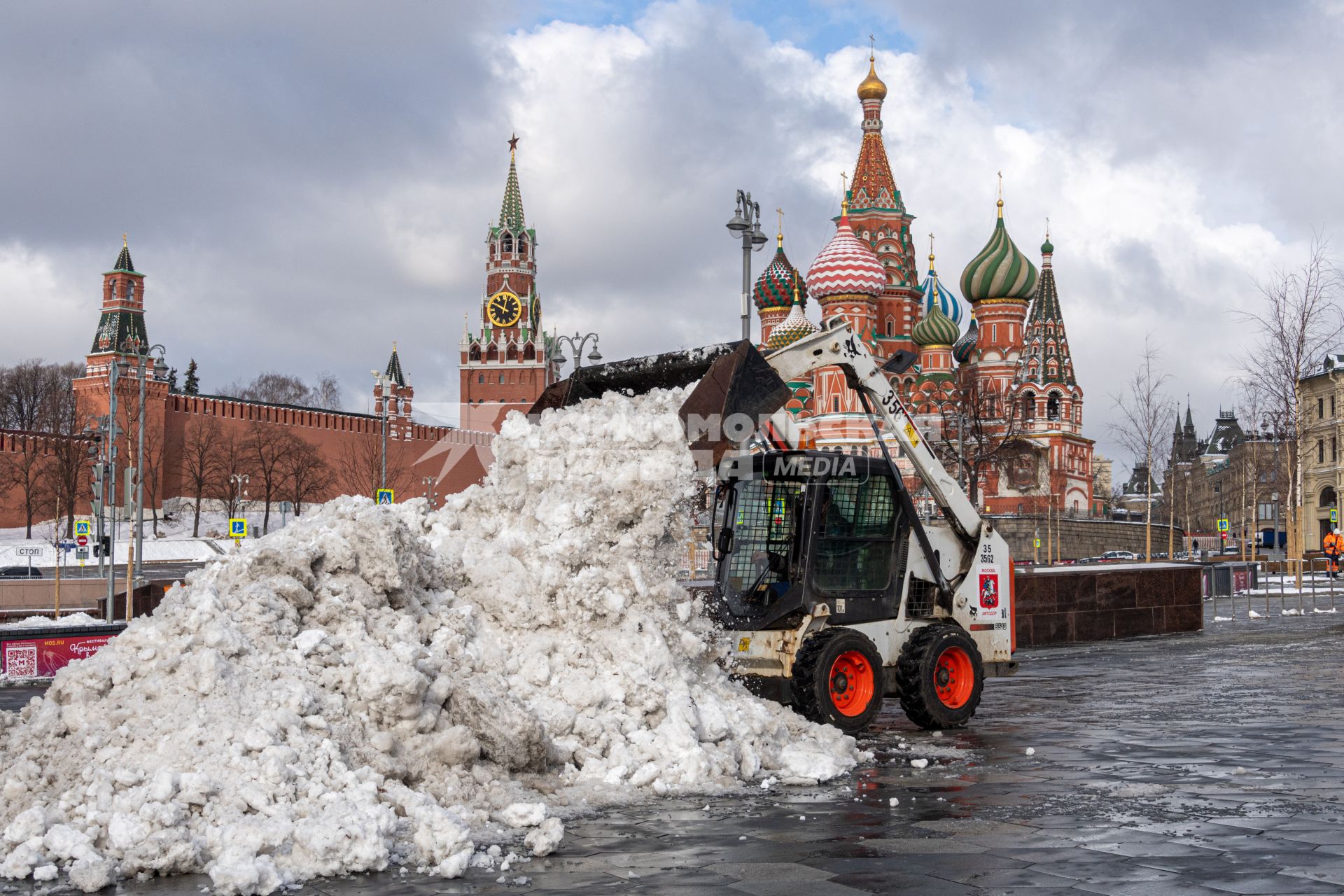 Москва. Уборка снега  на Васильевском спуске.