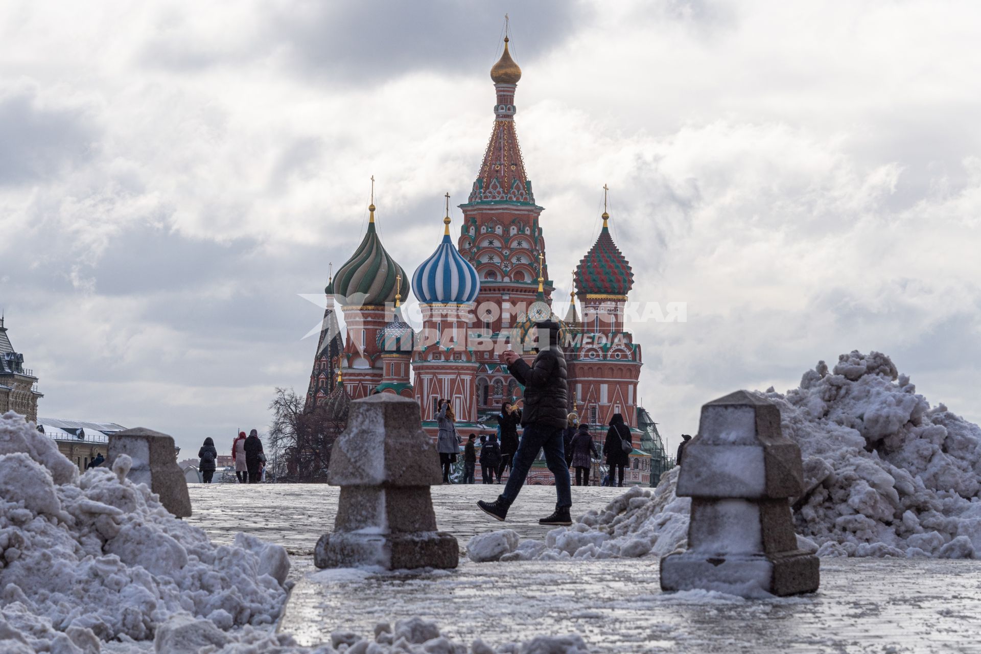 Москва.  Прохожие на Красной площади.