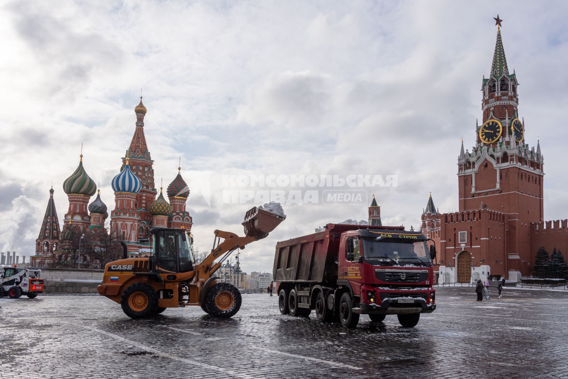 Москва. Уборка снега на Красной площади.