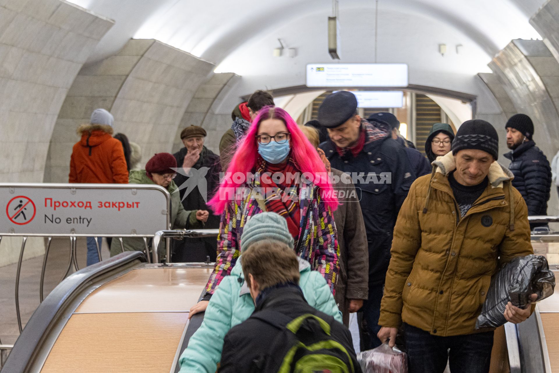 Москва.  Пассажиры на станции метро.