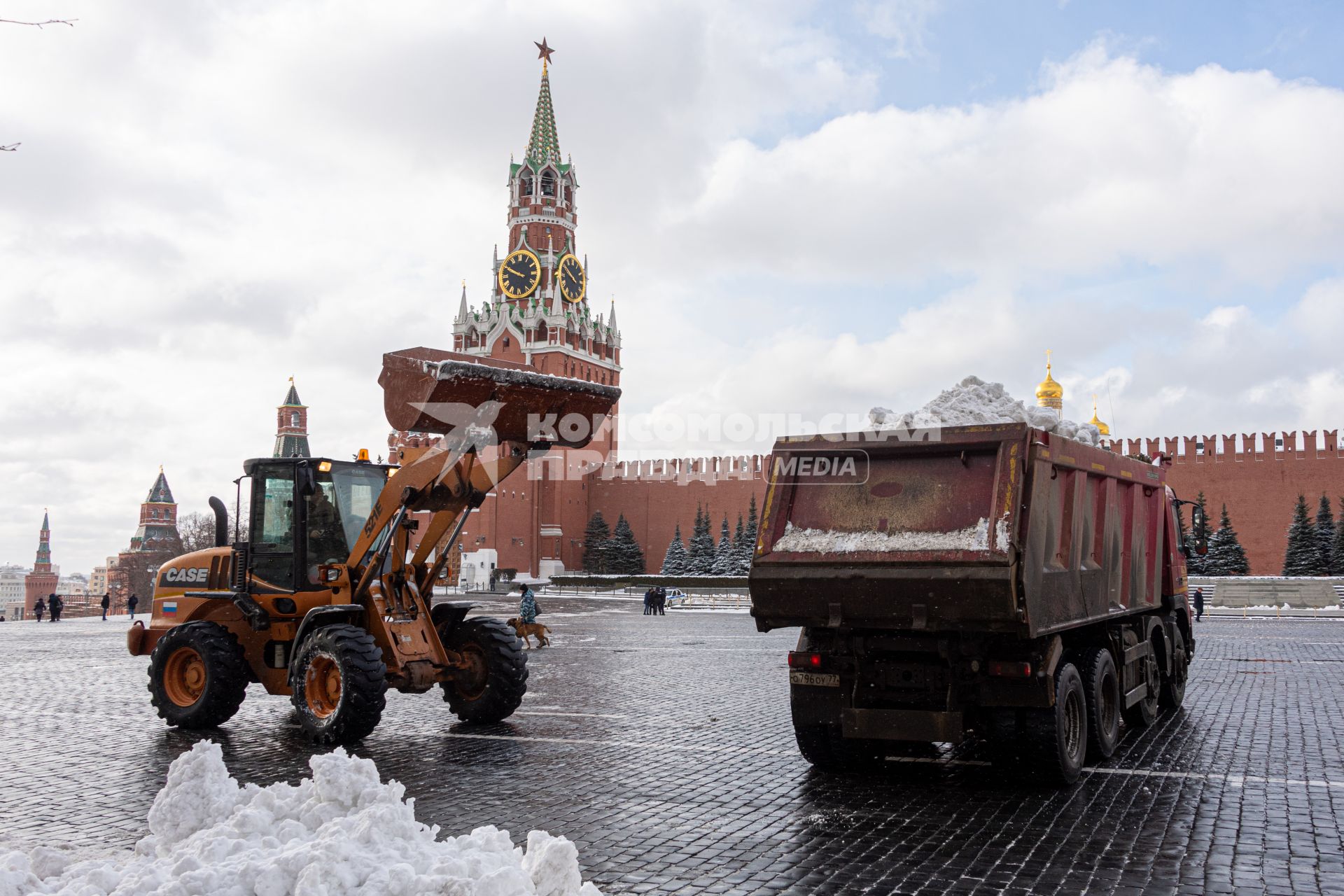 Москва. Уборка снега на Красной площади.