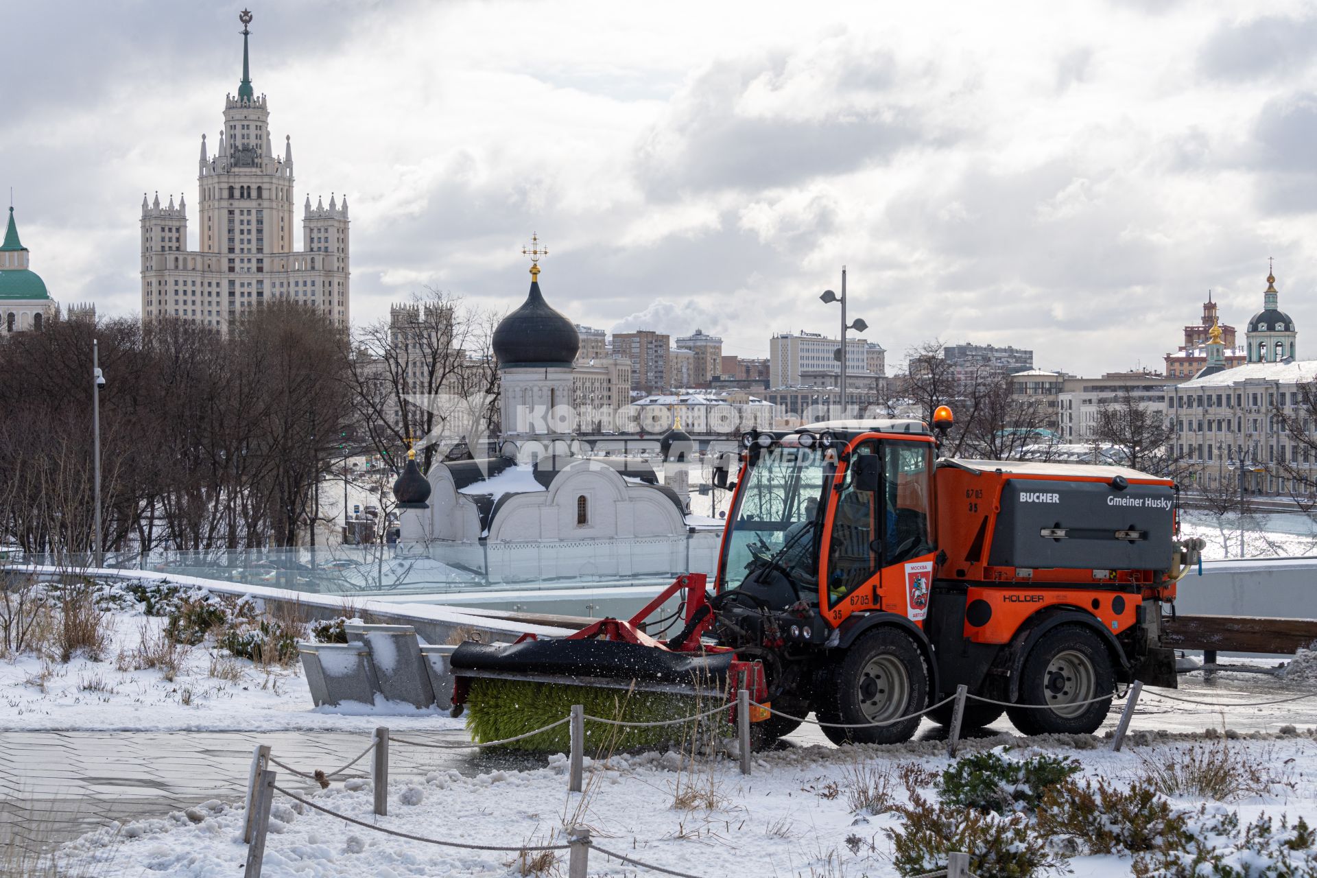 Москва. Уборка снега  в парке `Зарядье`.