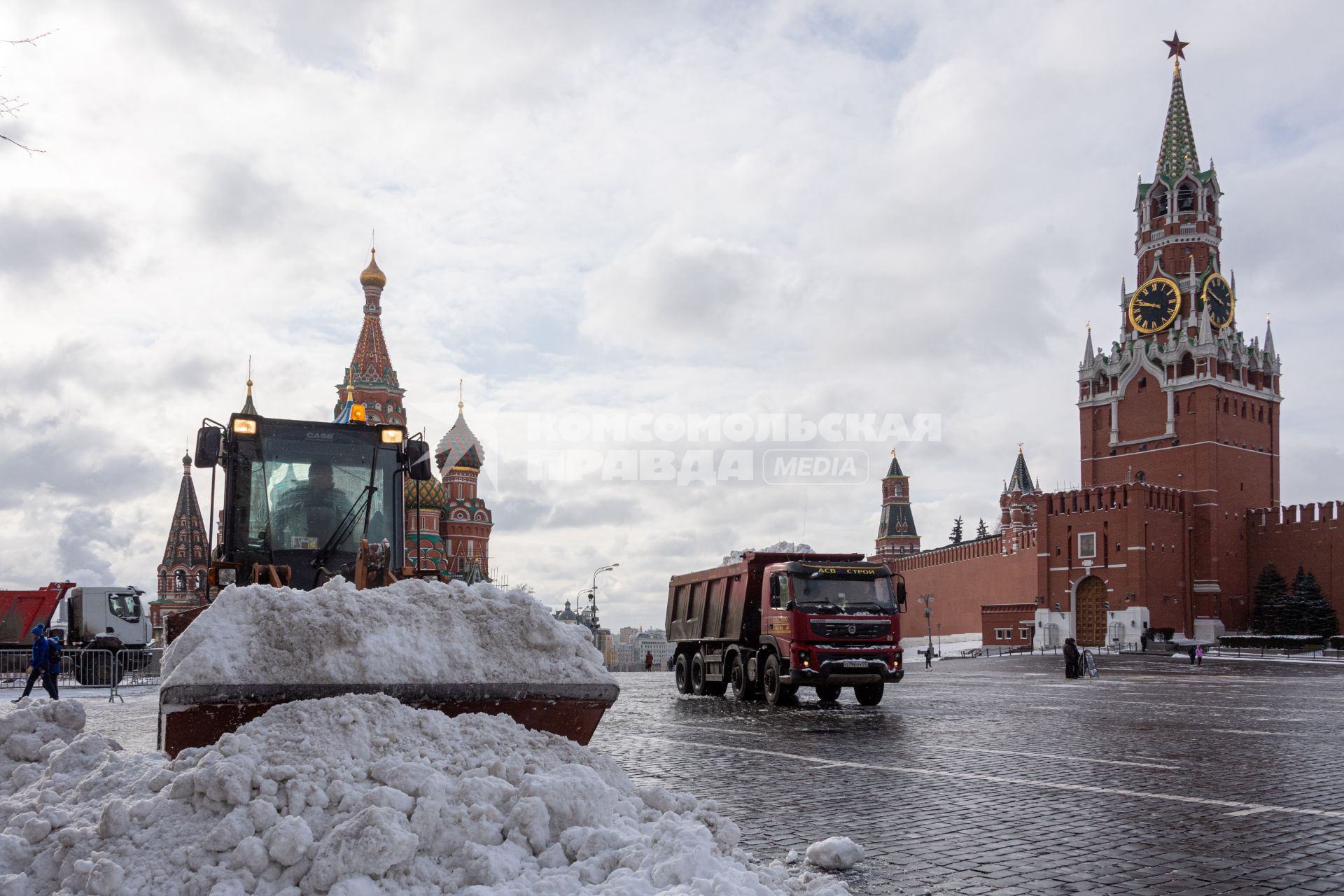 Москва. Уборка снега на Красной площади.