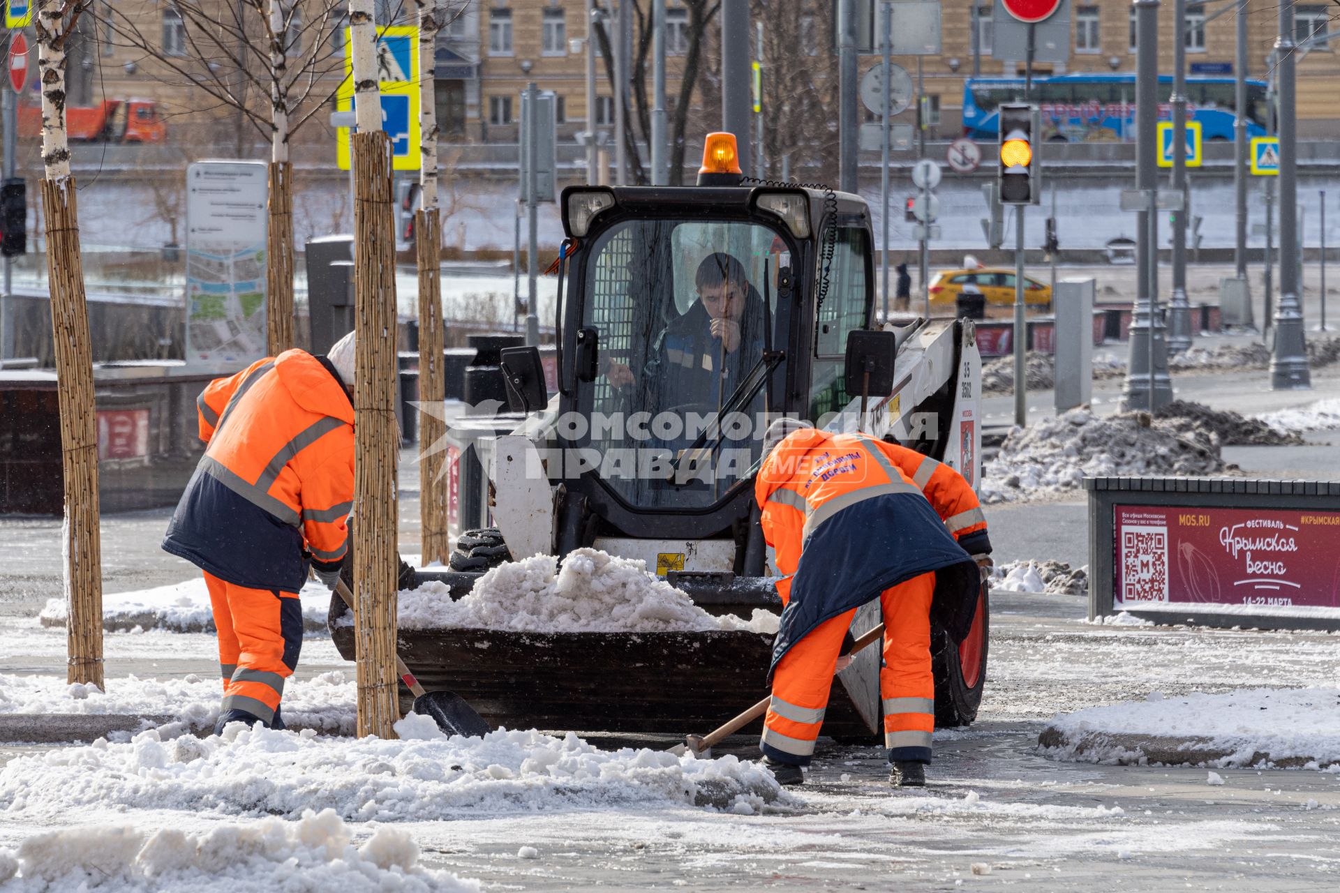 Москва. Сотрудники коммунальной службы во время уборки снега  на одной из улиц города.
