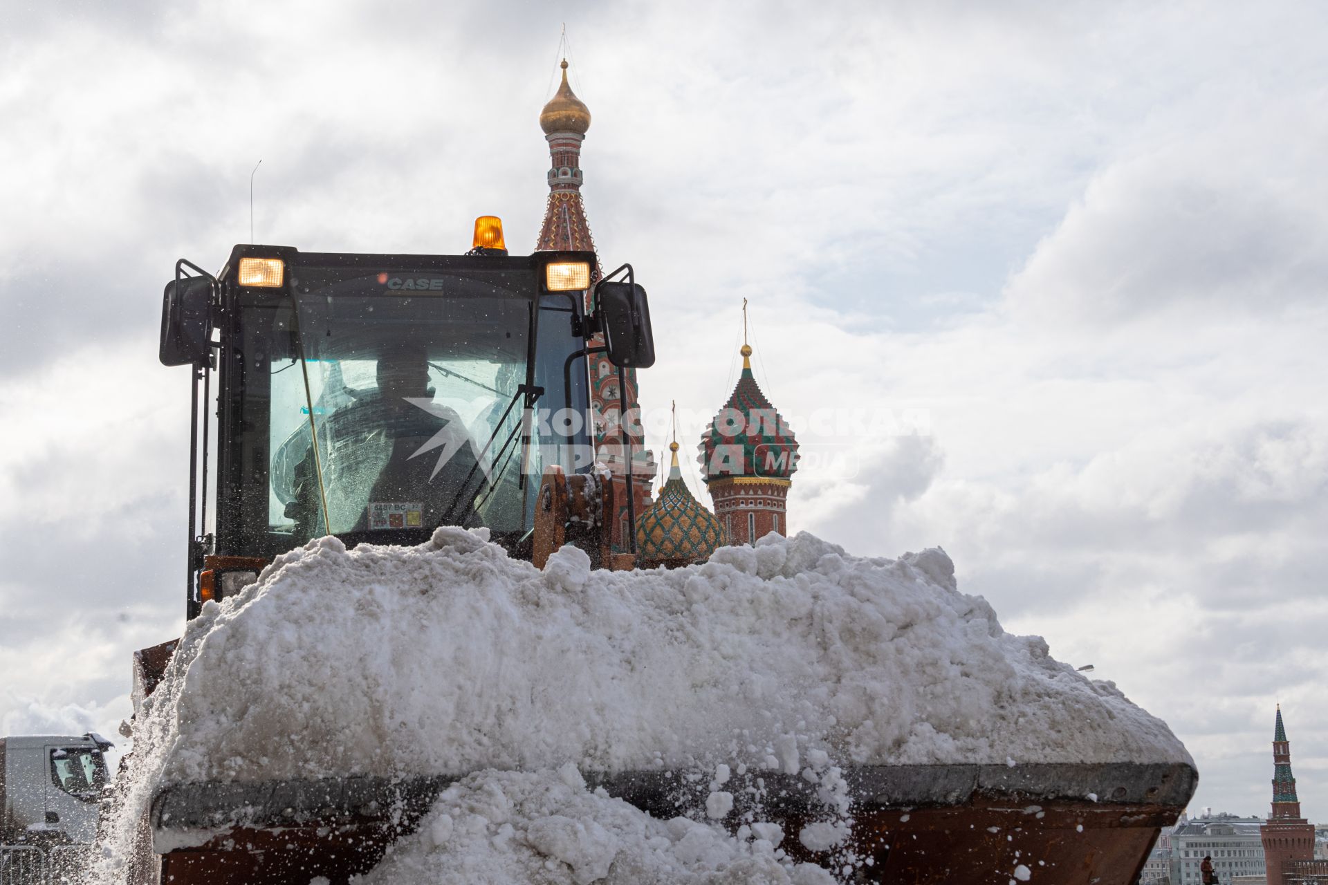 Москва. Уборка снега на Красной площади.