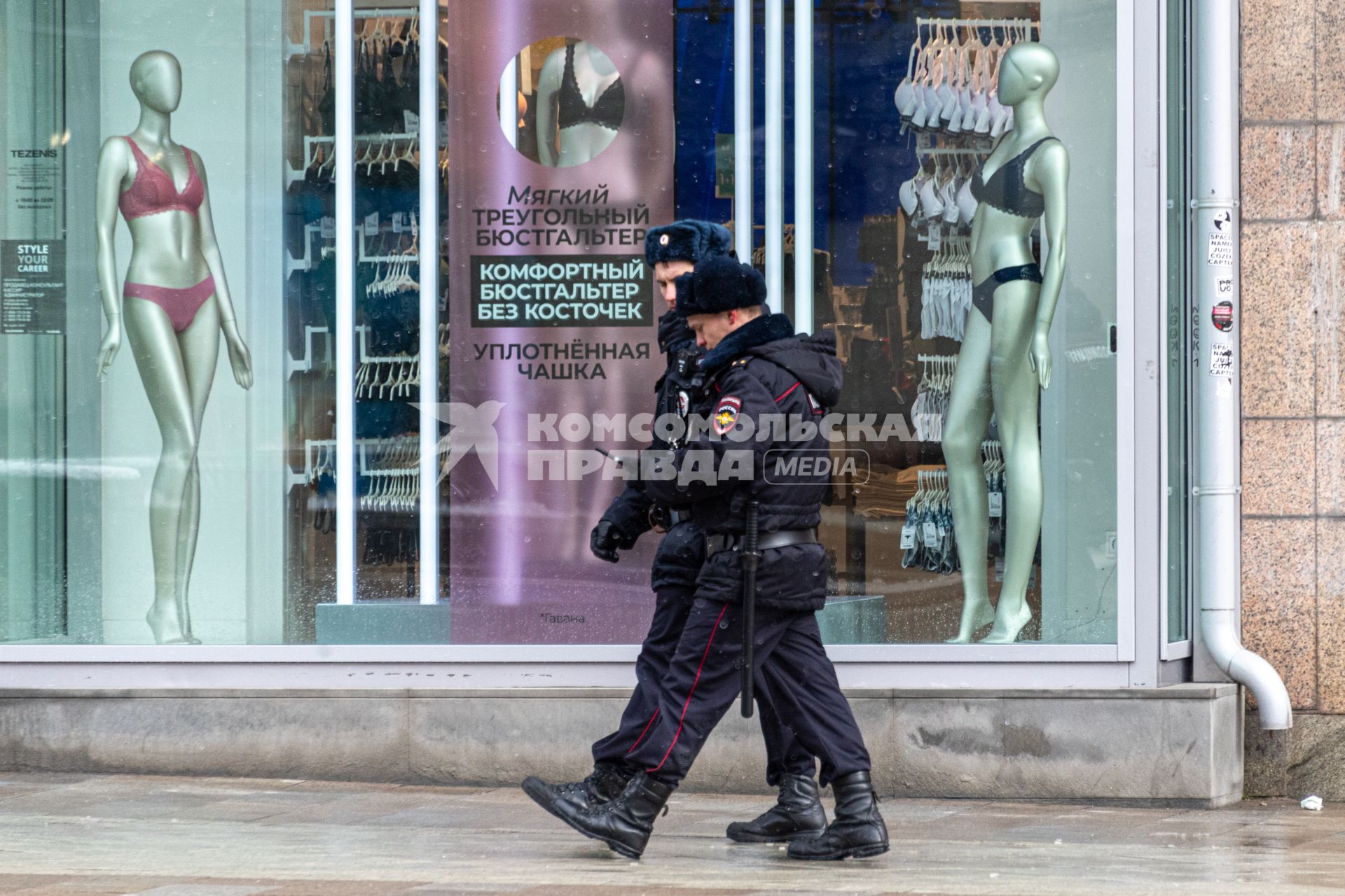 Москва. Сотрудники полиции  на одной из улиц города.