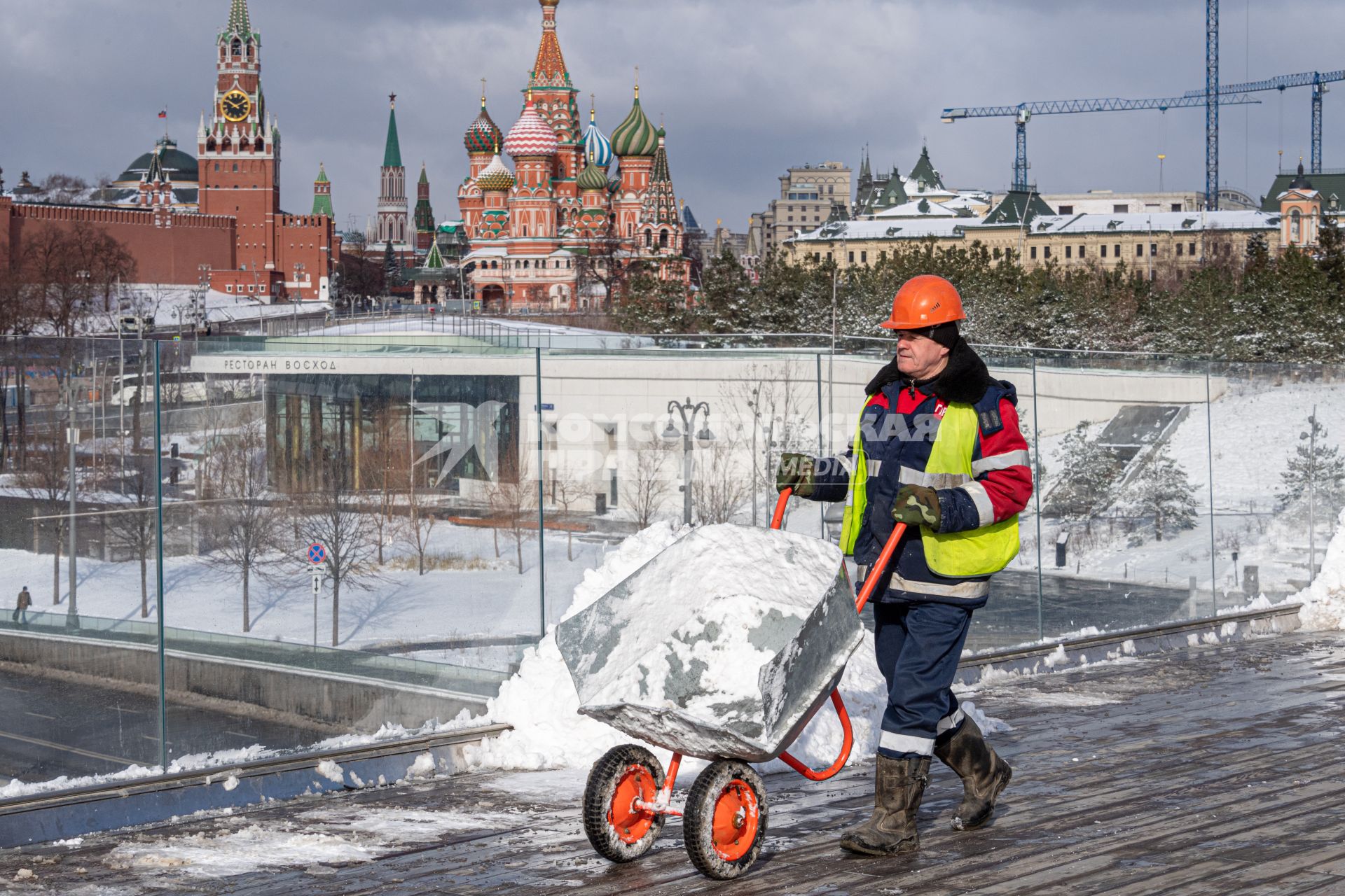 Москва. Сотрудник коммунальной службы во время уборки снега на `парящем` мосту  в парке `Зарядье`.