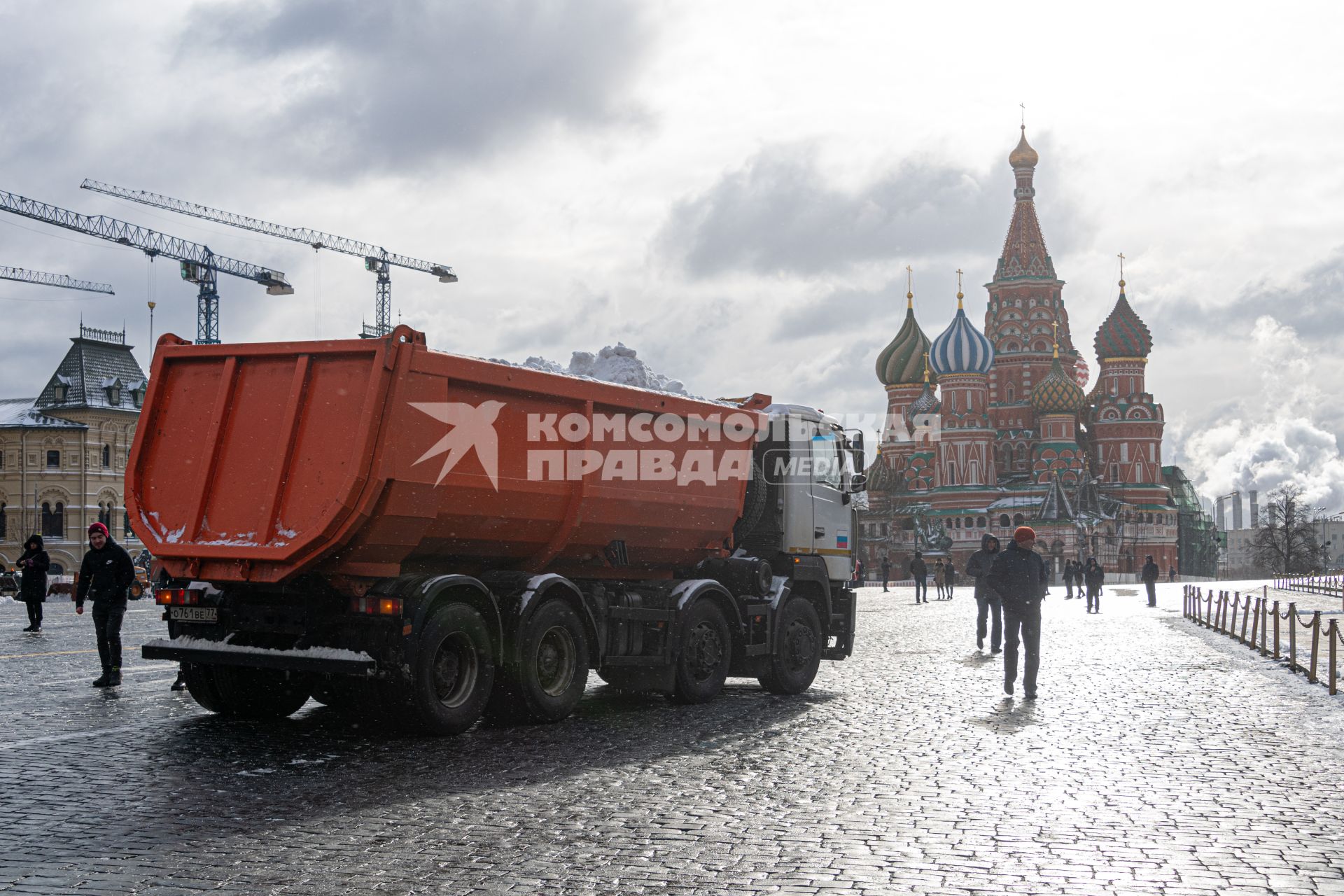 Москва. Уборка снега на Красной площади.