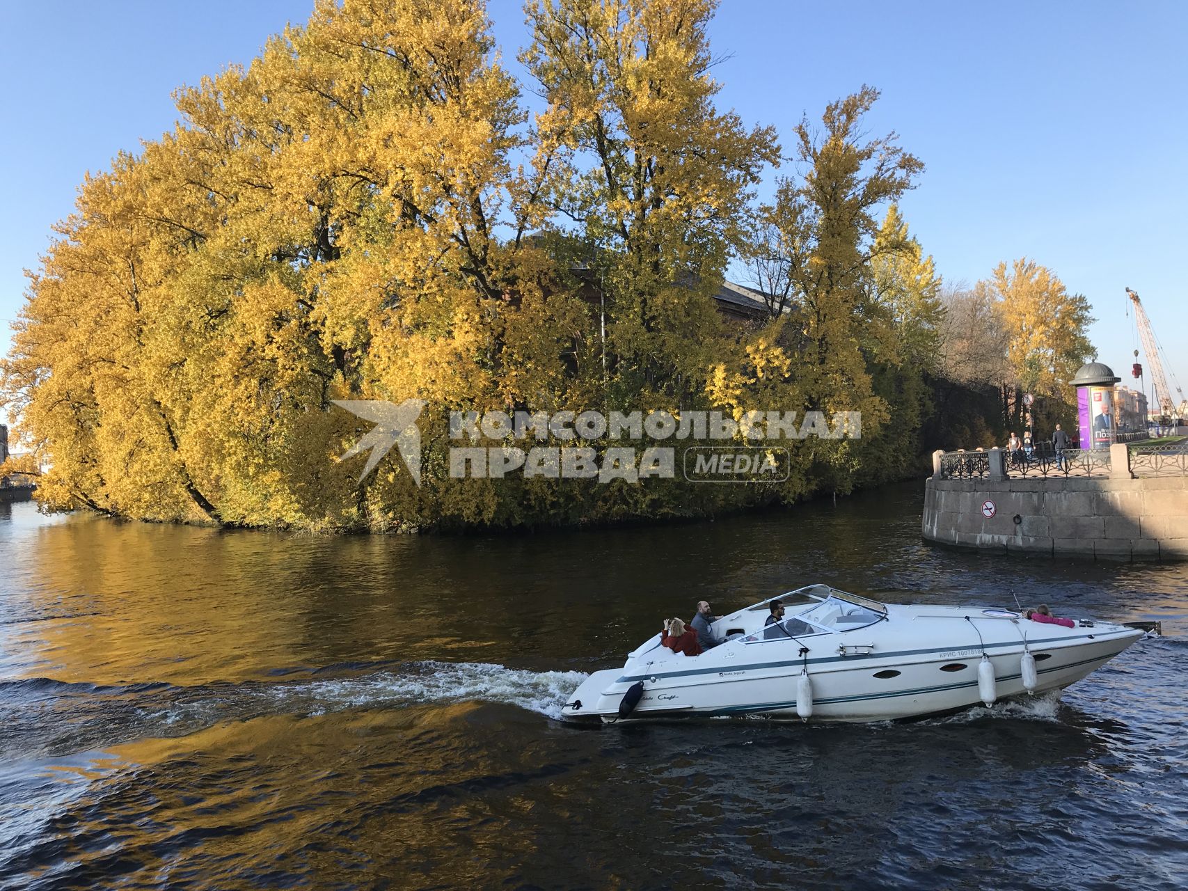 Санкт-Петербург. Люди катаются на катере по реке Мойке на территории Михайловского сада.