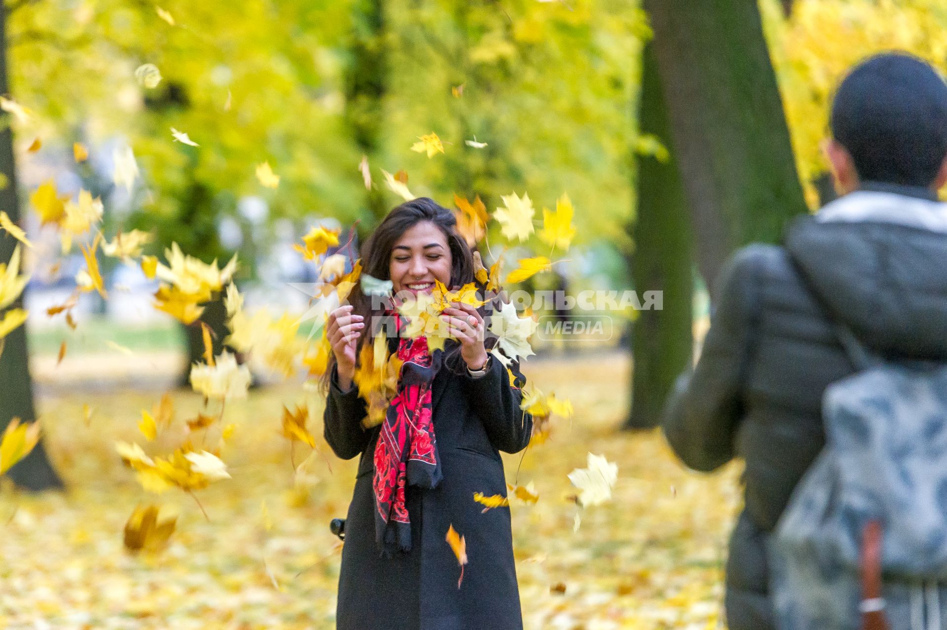 Санкт-Петербург. Девушки подкидывает листку в Михайловскому саду.