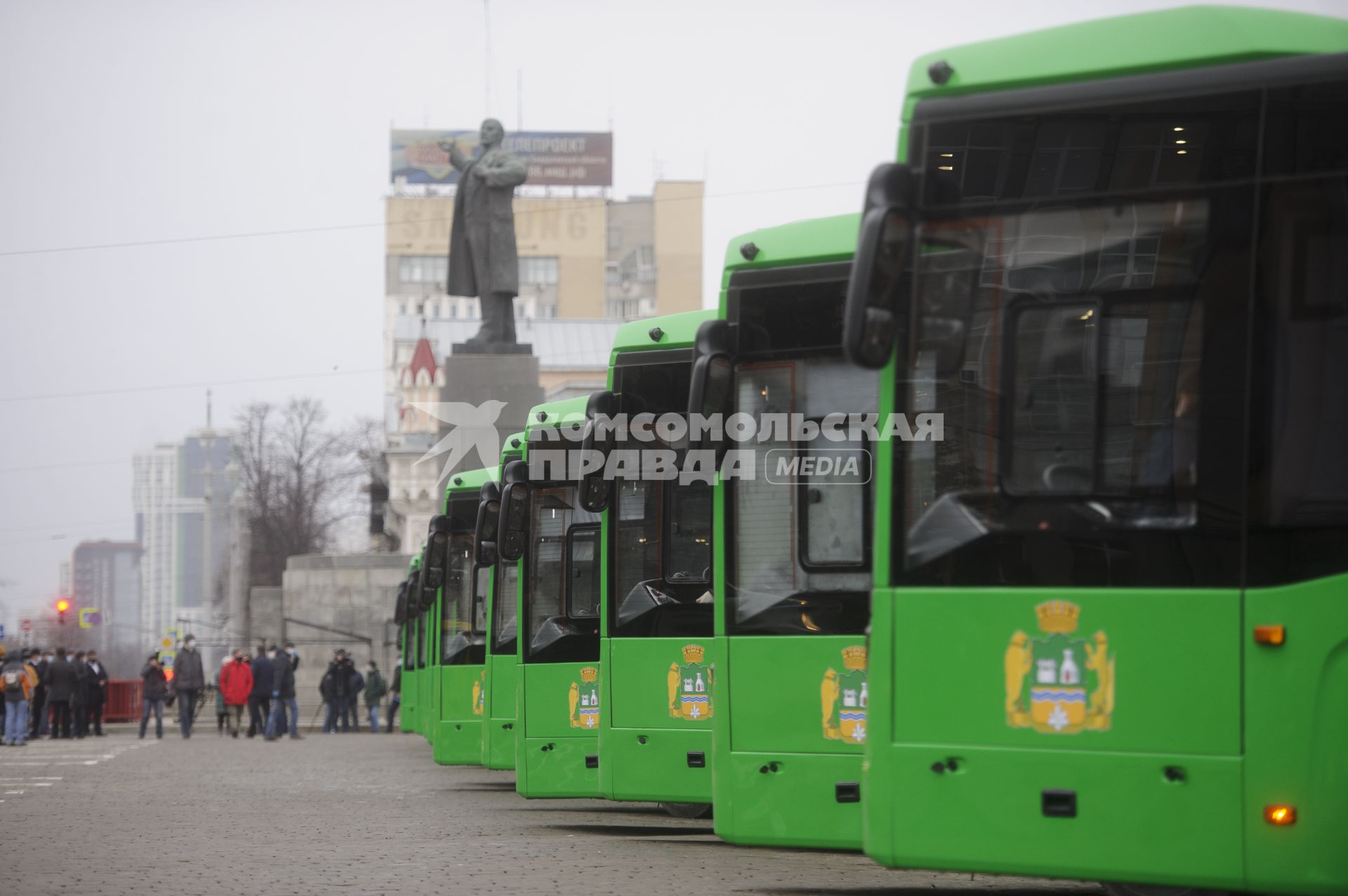 Екатеринбург. Передача 57 новых, газомоторых, пассажирских автобусов марки НЕФАЗ, производства КамАЗ, для эксплуатации ЕМУП \'Гортранс\' на городских маршутах, в лизинг, по программе \'Безопасные и качественные дороги\'