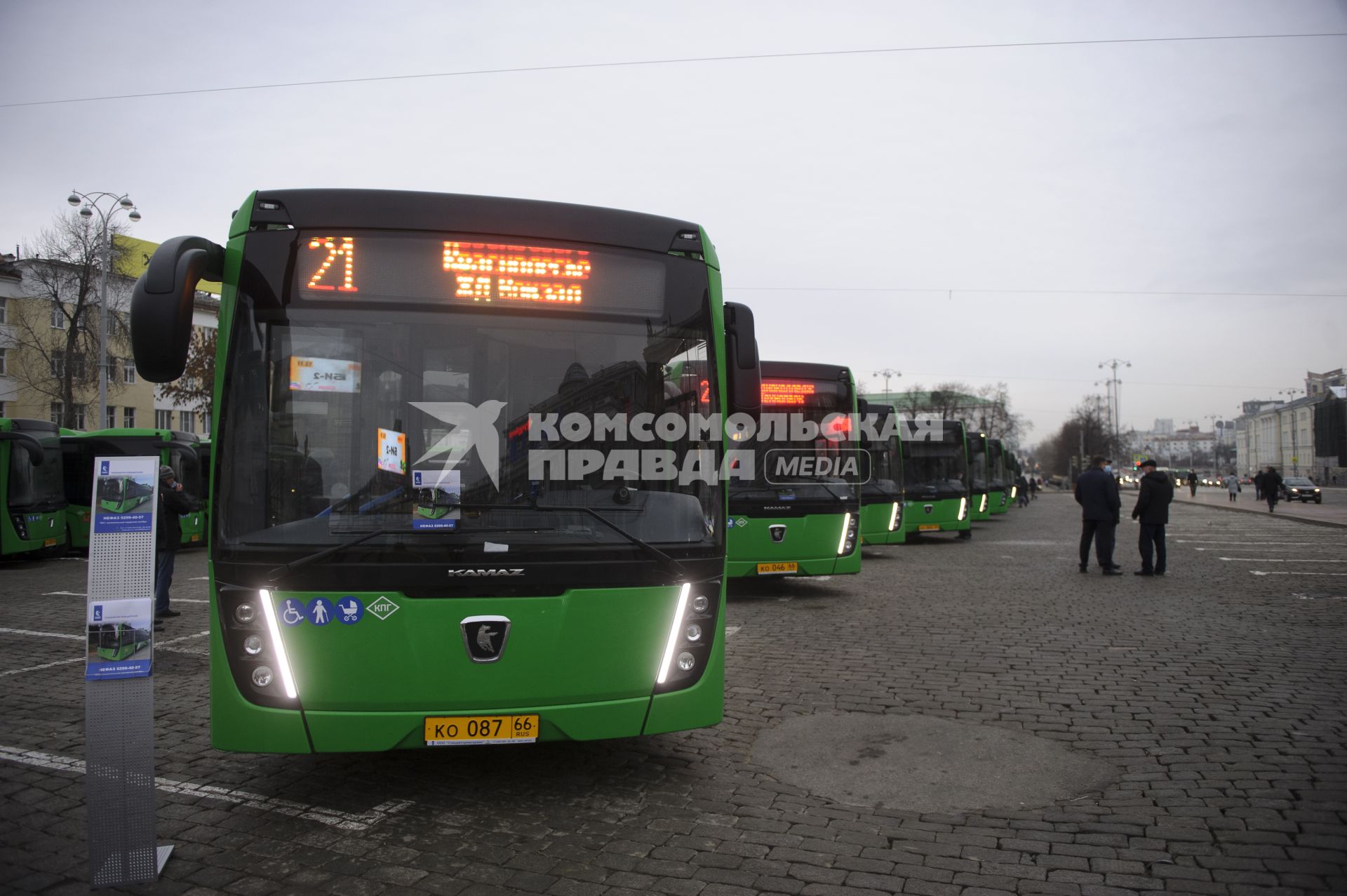 Екатеринбург. Передача 57 новых, газомоторых, пассажирских автобусов марки НЕФАЗ, производства КамАЗ, для эксплуатации ЕМУП \'Гортранс\' на городских маршутах, в лизинг, по программе \'Безопасные и качественные дороги\'