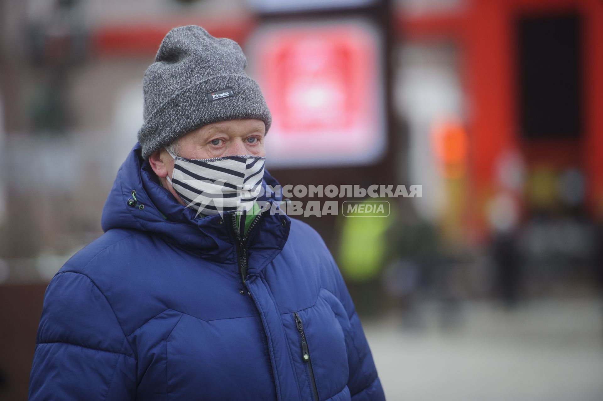 Екатеринбург. Мужчина в защитной маске во время эпидемии новой коронавирусной инфекции COVID-19