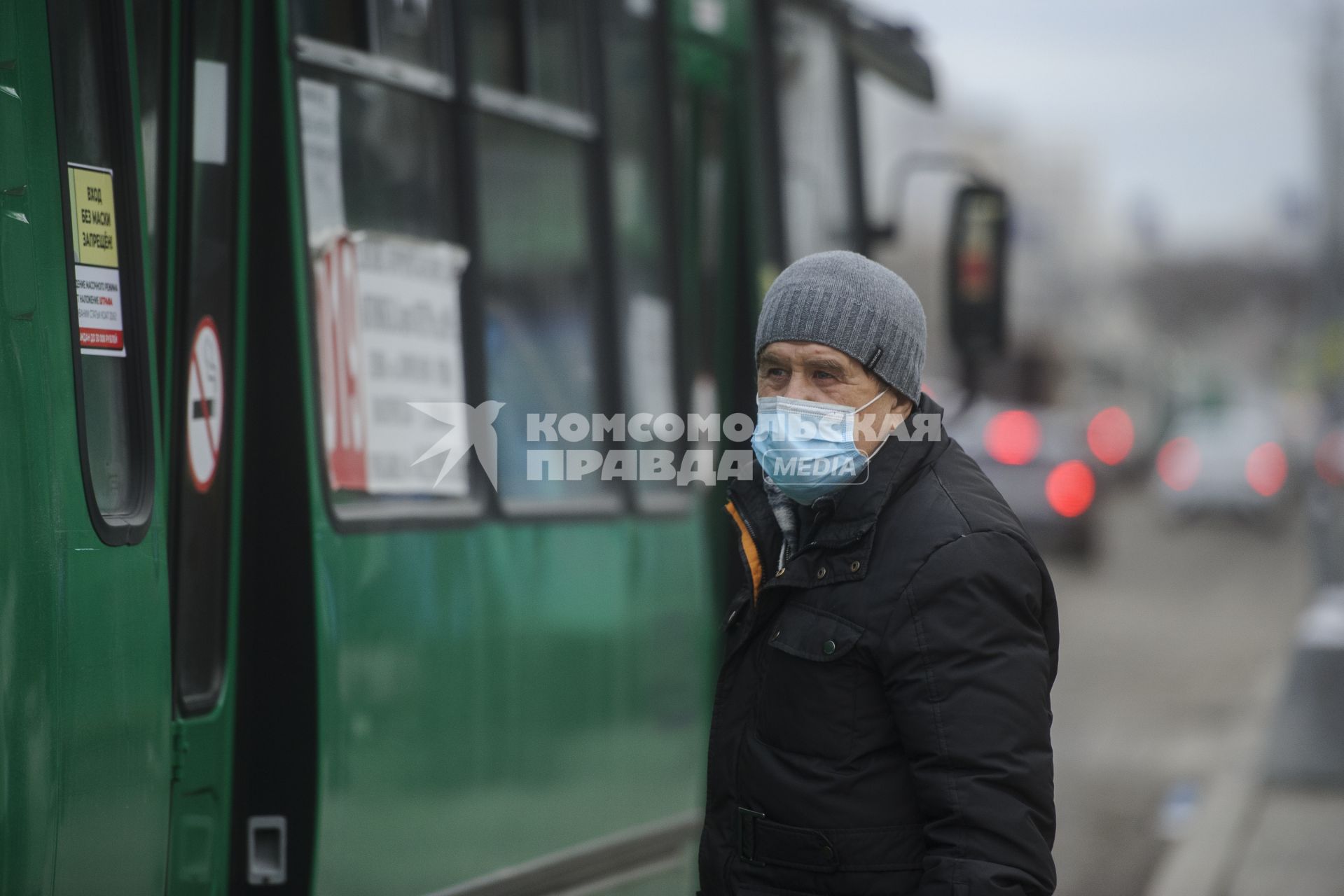 Екатеринбург. Мужчина в защитной маске во время эпидемии новой коронавирусной инфекции COVID-19