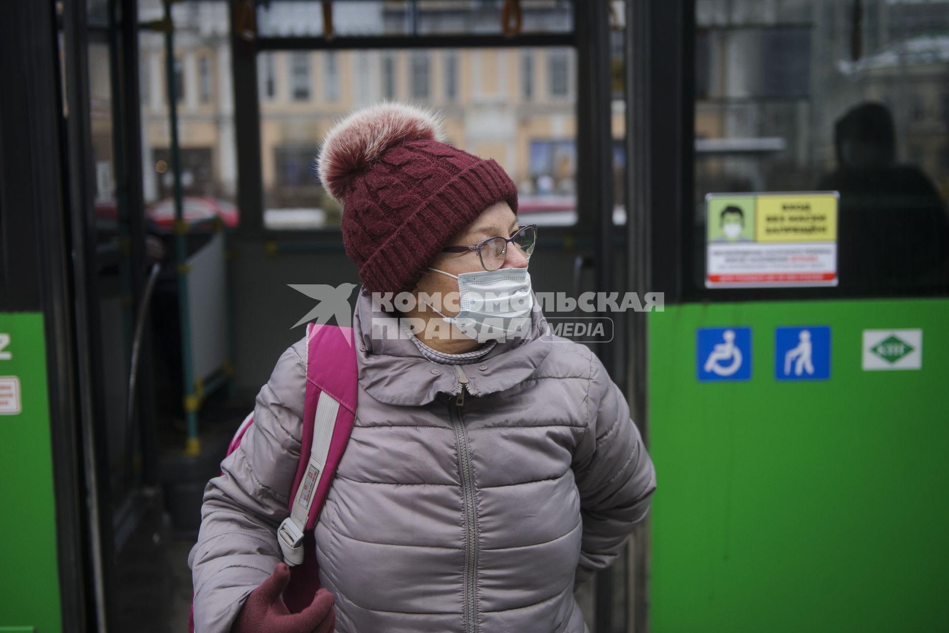 Екатеринбург. Женщина в защитной маске во время эпидемии новой коронавирусной инфекции COVID-19