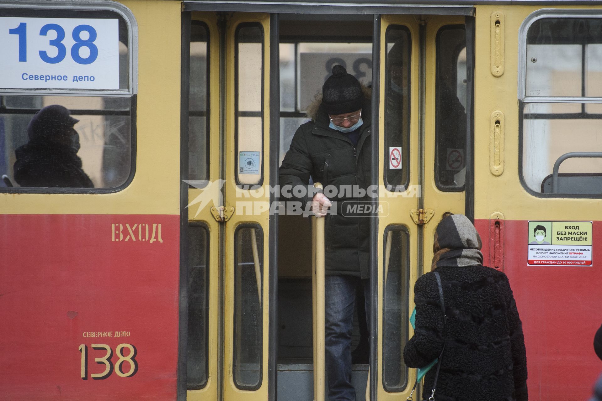 Екатеринбург. Мужчина в трамвае в защитной маске во время эпидемии новой коронавирусной инфекции COVID-19